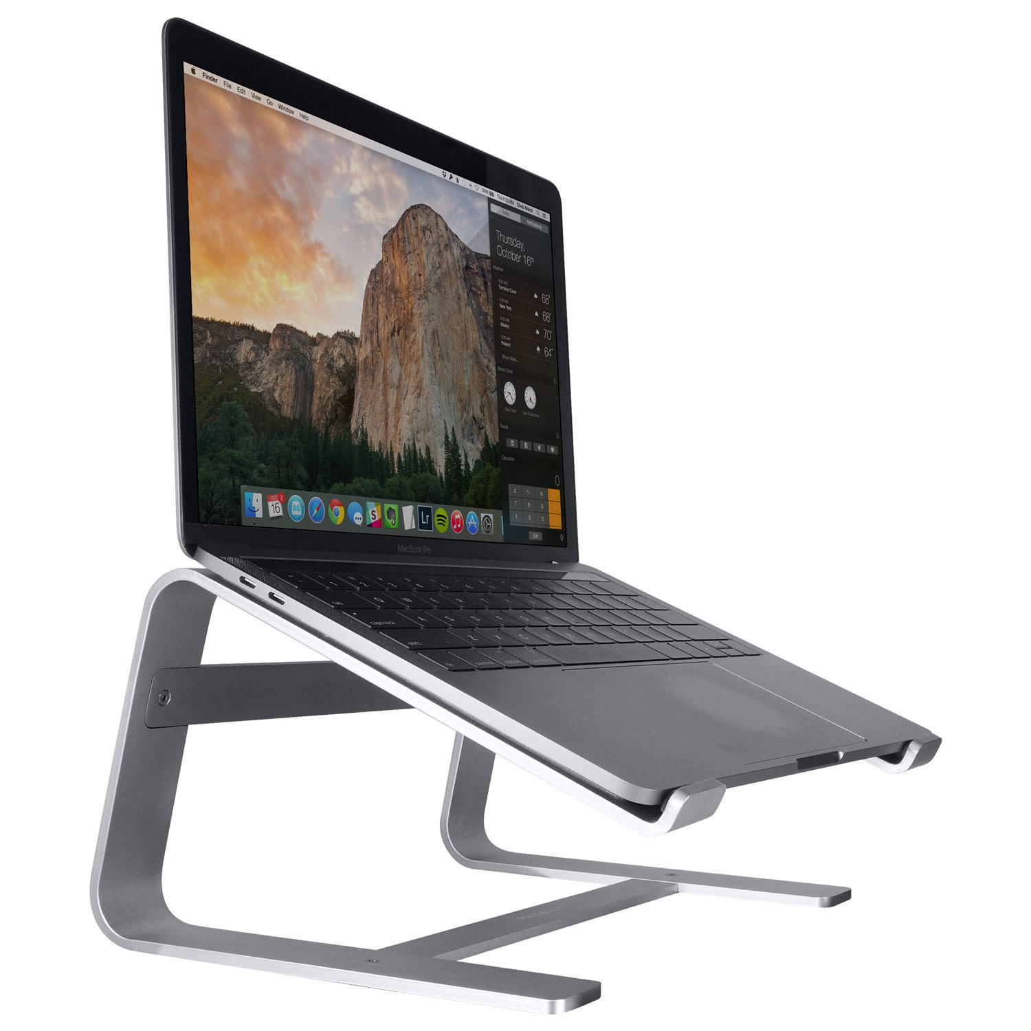 Laptop auf einem silbernen Ständer. Der Bildschirm zeigt eine Bergszene. Der Ständer hat ein gebogenes Design.