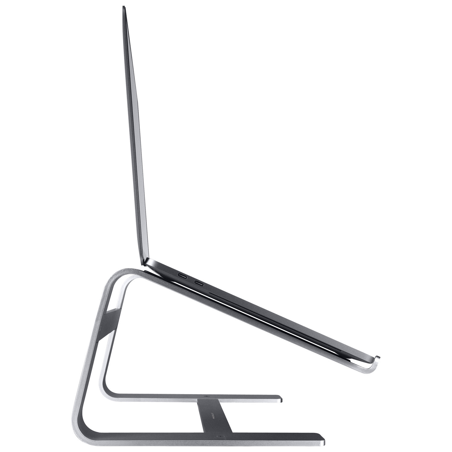 Silberner Laptop-Ständer mit einem Laptop darauf, Seitenansicht. Weißer Hintergrund.