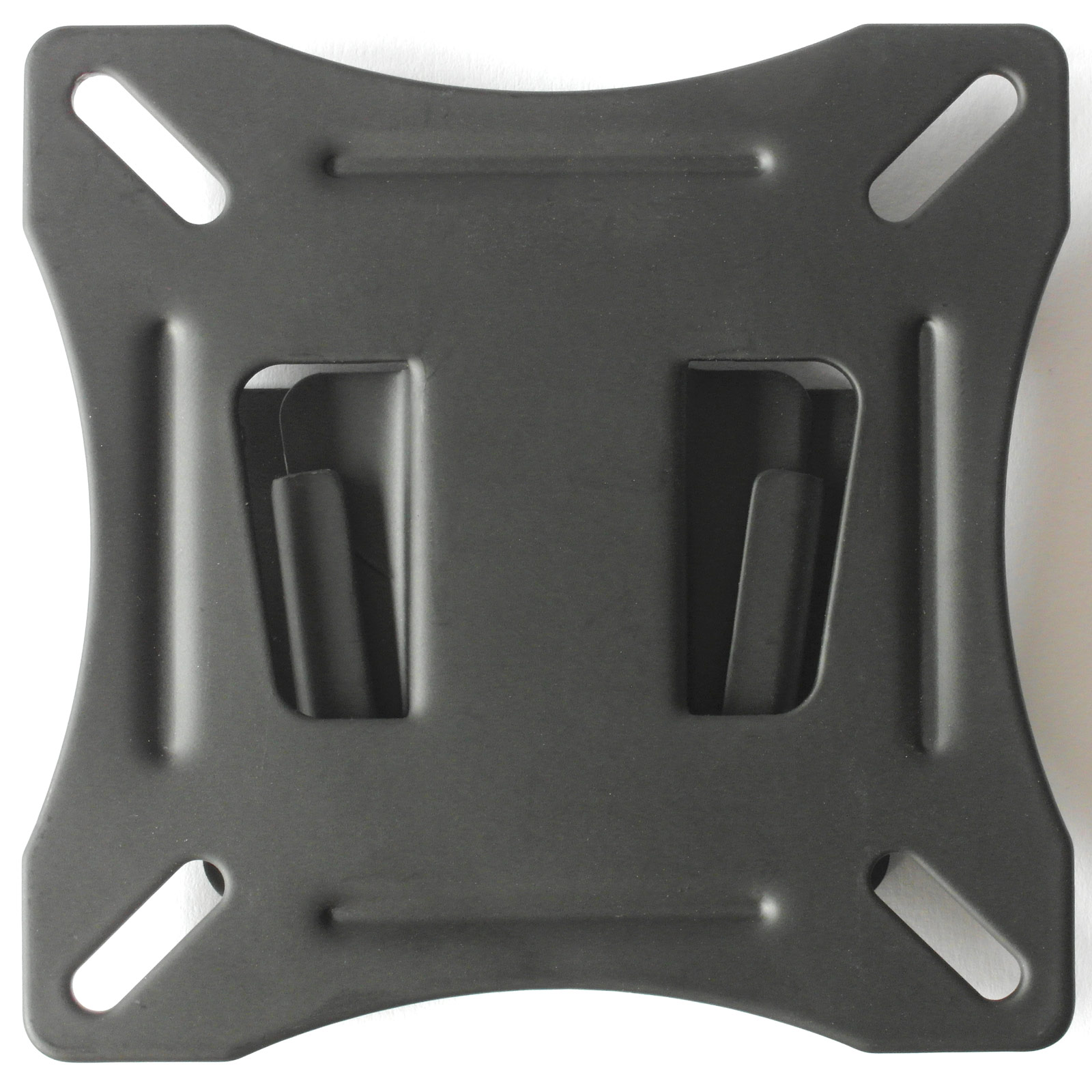 Schwarze TV-Halterung aus Metall mit vier Löchern. Zwei Schlitze für die TV-Kabel.
