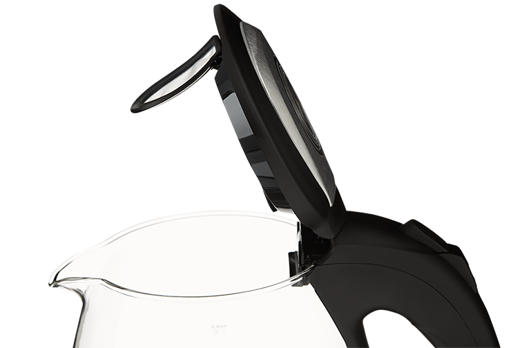 Zbliżenie szklanego czajnika z otwartą pokrywką na czarnym tle.