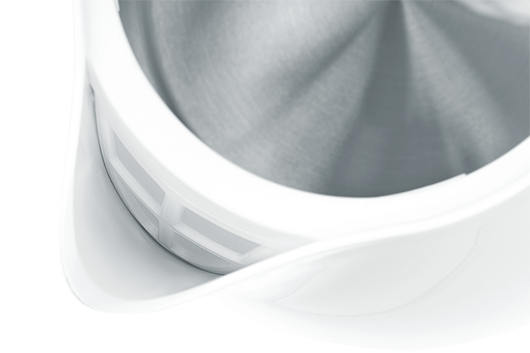 Zbliżenie białego czajnika z wnętrzem i filtrem ze stali nierdzewnej.