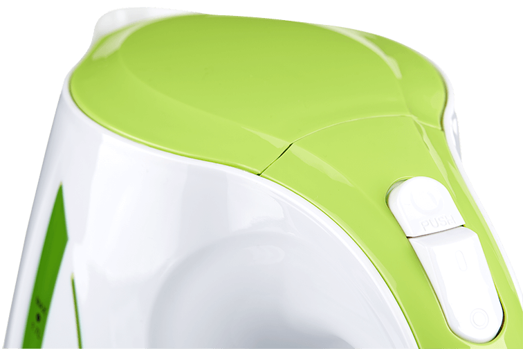 Zbliżenie białego i zielonego miksera ręcznego. Białe tło.