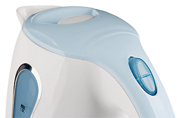 Primo piano di un bollitore elettrico bianco e blu. Sono visibili la maniglia e il coperchio.