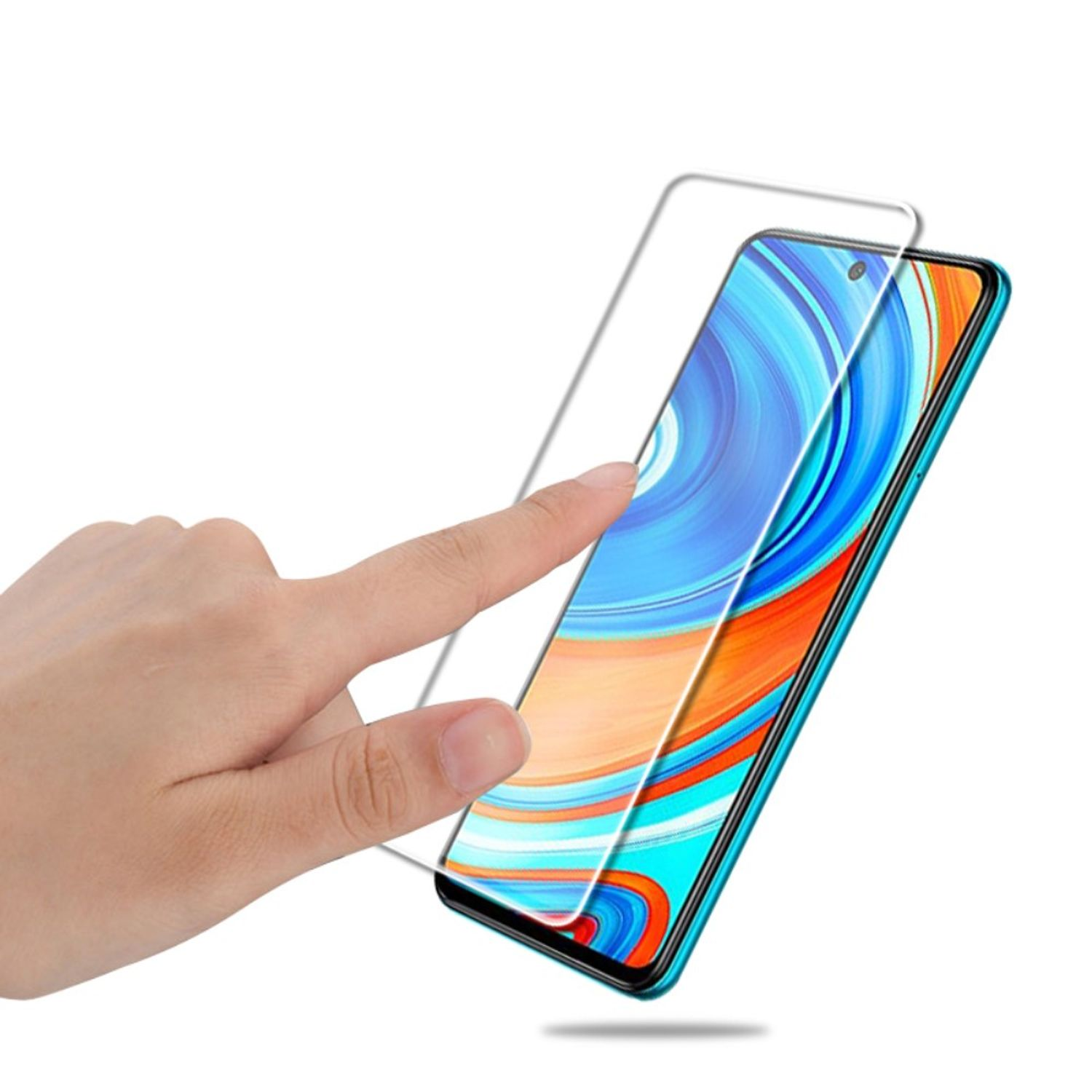 Hand hält Displayschutz über einem Telefon. Das Telefon ist blau und orange. Ein weißer Hintergrund.