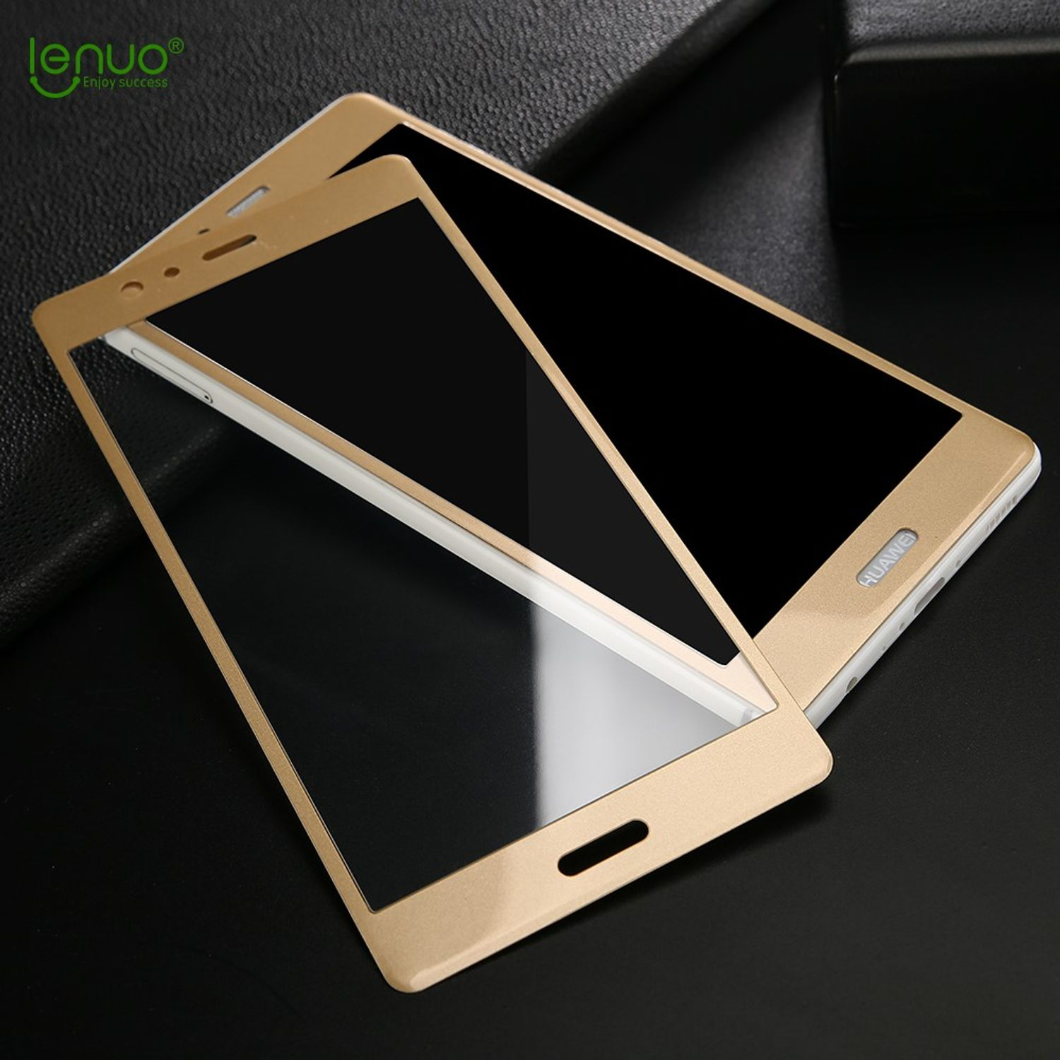 Zwei goldene Smartphones mit Displayschutzfolien auf dunkler Oberfläche.