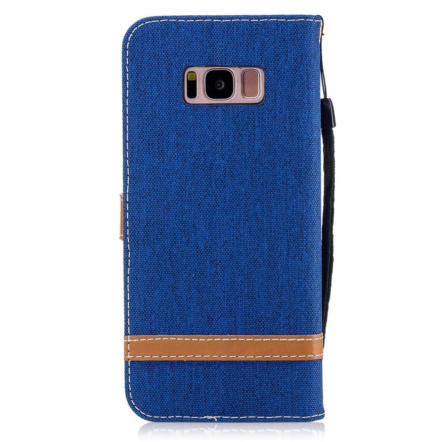 Blaue Handyhülle mit braunem Streifen. Ein Telefon ist darin. Weißer Hintergrund.