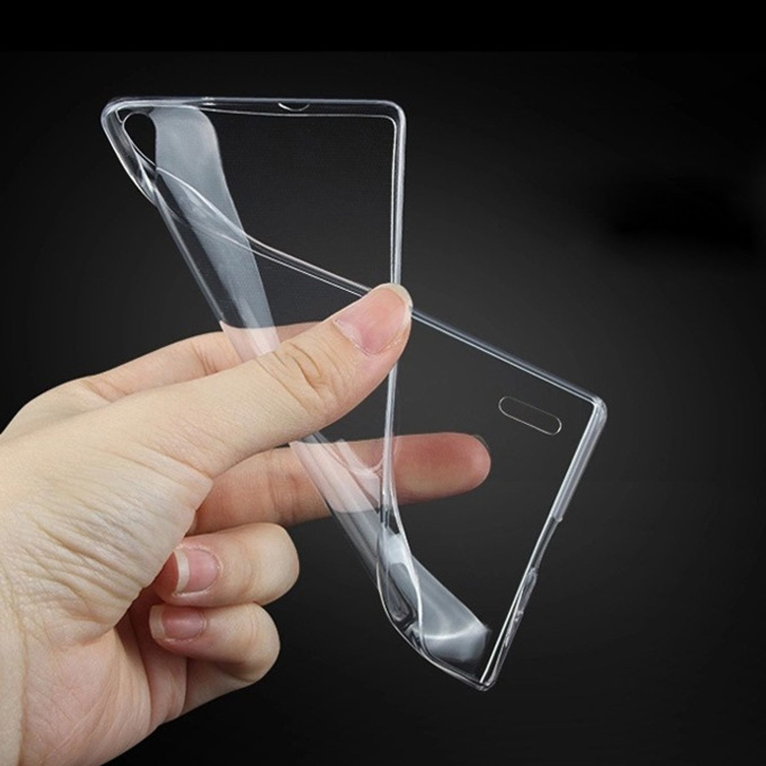 Eine transparente Handyhülle, die von einer Hand gehalten wird, zeigt die Form und Einfügeöffnung.