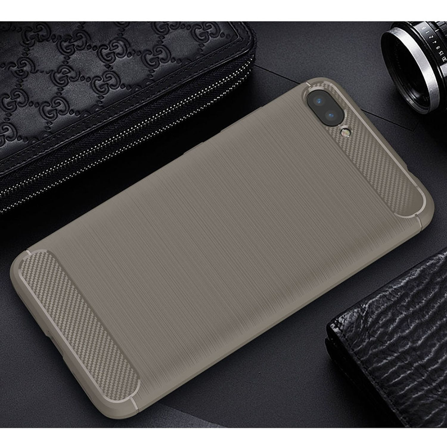 Handyhülle auf dunkler Oberfläche, mit Telefon im Inneren. Dunkel mit gebürsteter Metallstruktur.