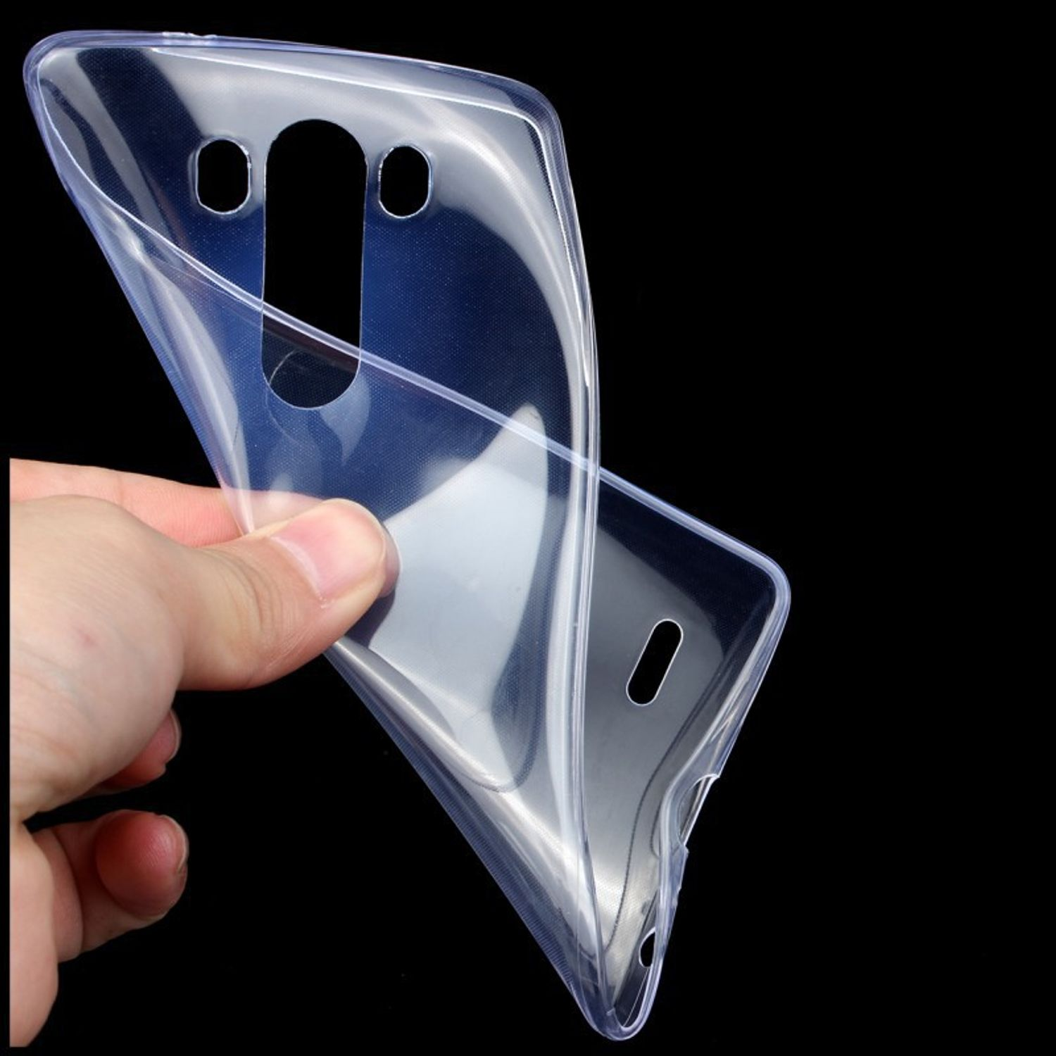 Transparente Handyhülle in der Hand, Flexibilität und Aussparungen zeigend.