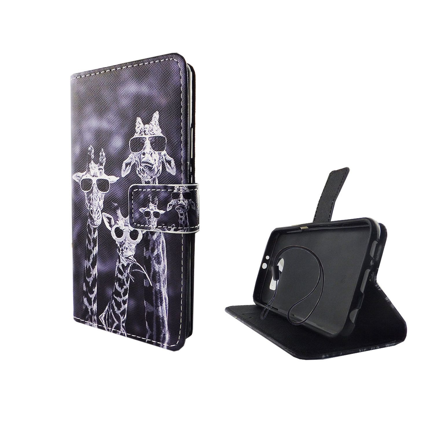Eine Handyhülle mit Giraffen-Designs und Sonnenbrillen. Das Telefon ist in der geöffneten Hülle. Weißer Hintergrund.