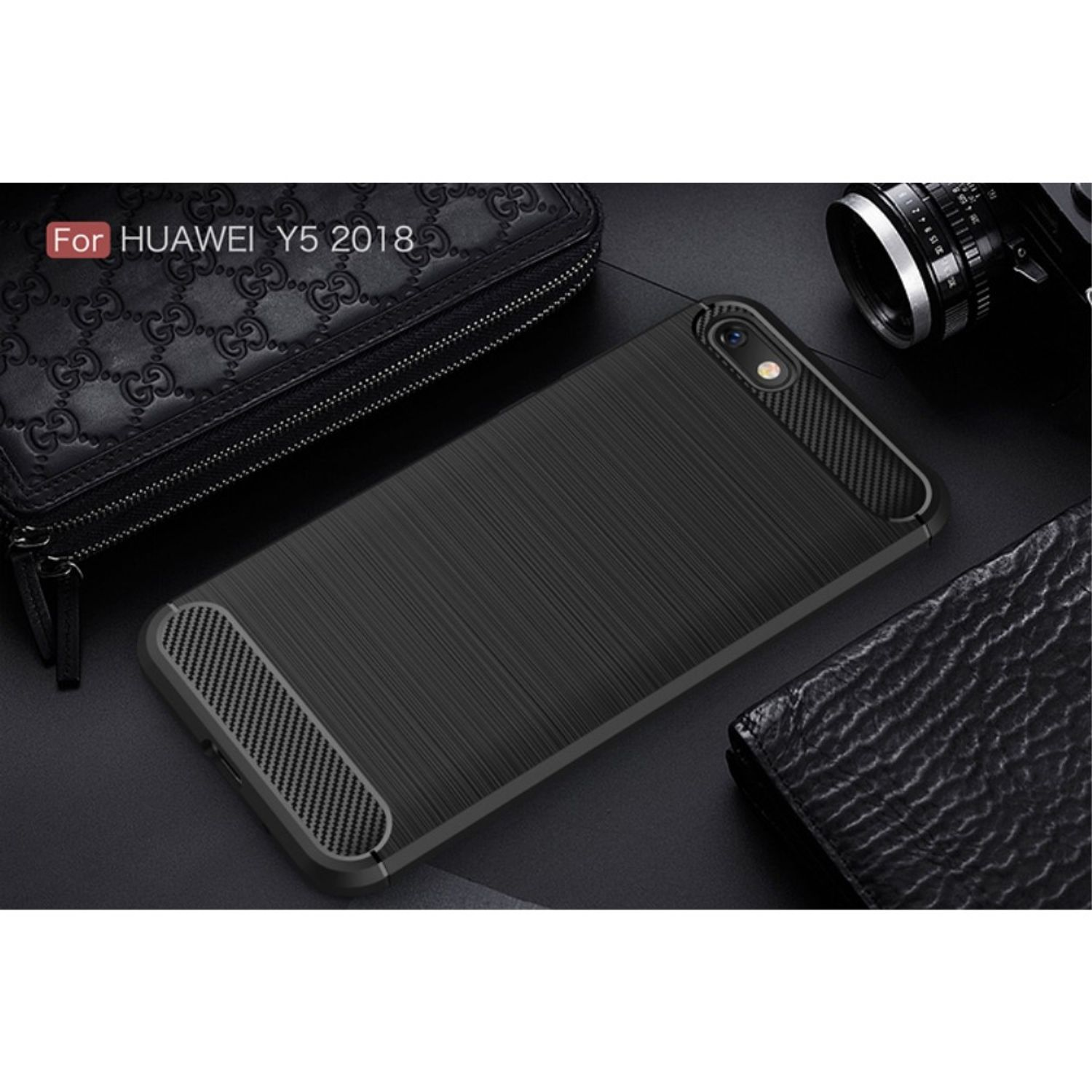 Schwarze Handyhülle für Huawei Y5 2018. Kohlefaser-Textur. Dunkler Hintergrund.