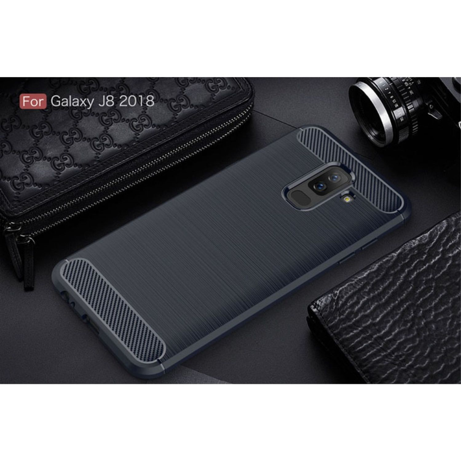 Eine dunkelblaue Handyhülle für ein Galaxy J8 2018 mit strukturierter Rückseite und Kameraausschnitten, vor dunklem Hintergrund.