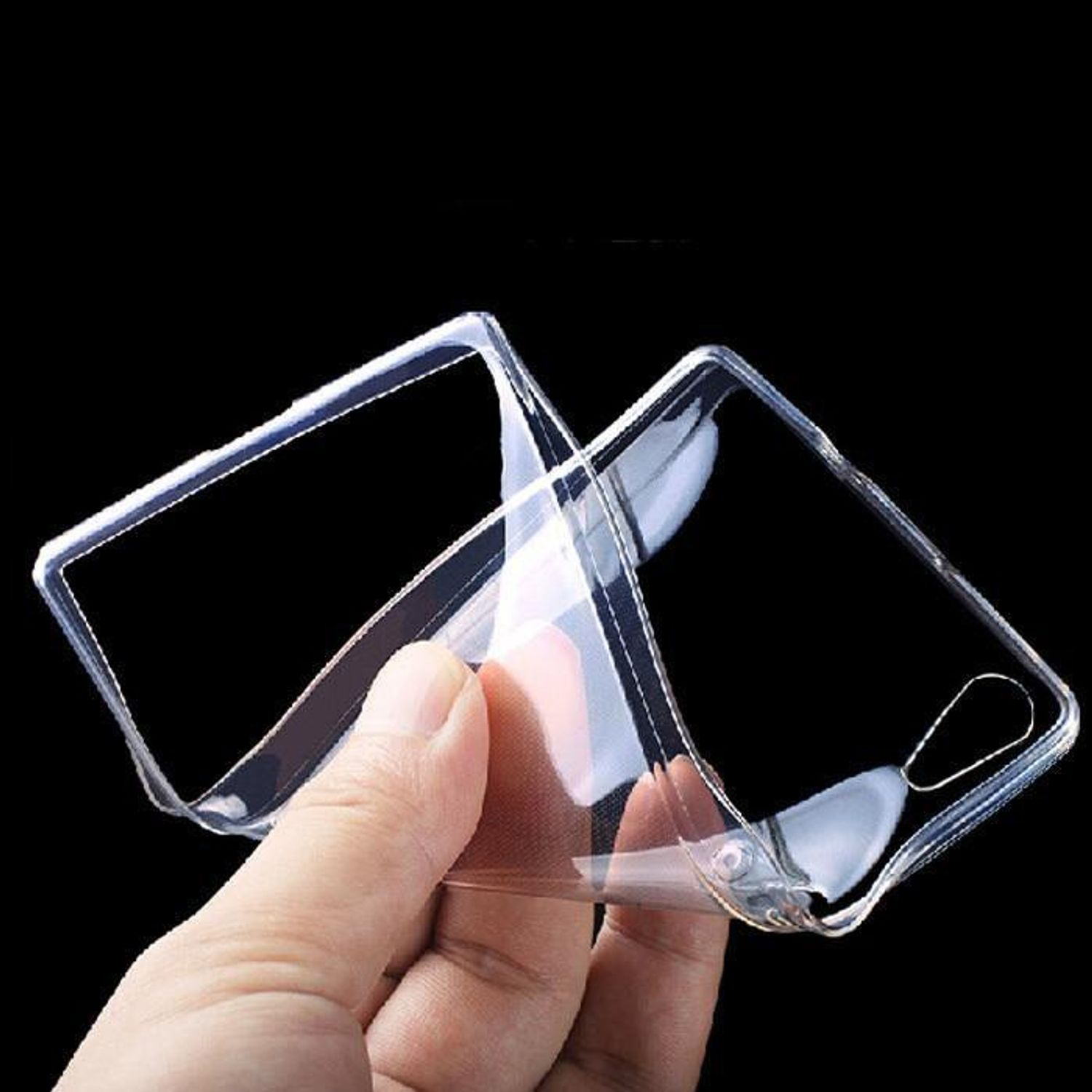 Transparente Handyhülle, gehalten von einer Hand. Der Hintergrund ist schwarz.
