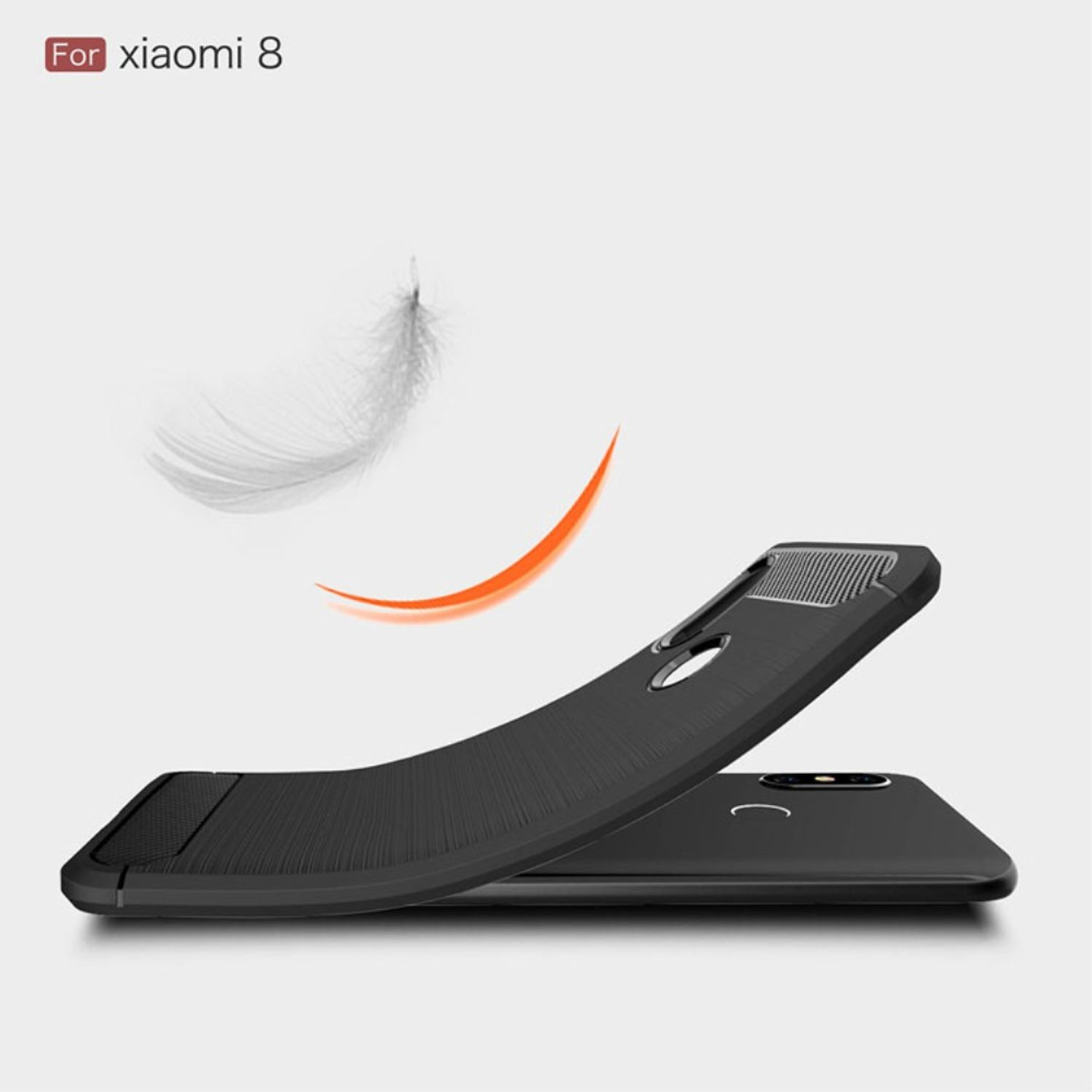 Schwarze Handyhülle mit geschwungenem Design und einer Feder. Das Telefon befindet sich in der Hülle, leicht gebogen.