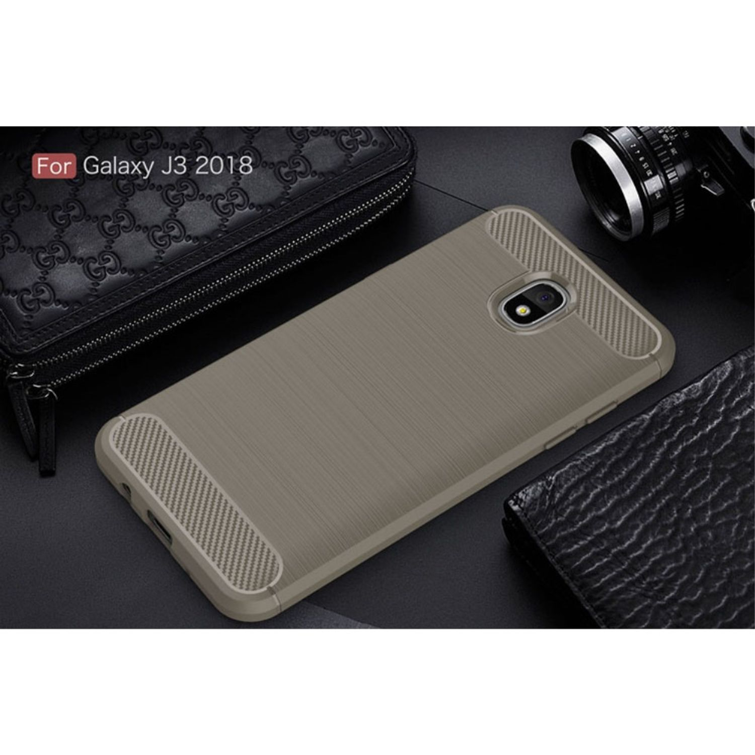 Hellbraune Handyhülle für Galaxy J3 2018, mit Geldbörse und Zubehör platziert.