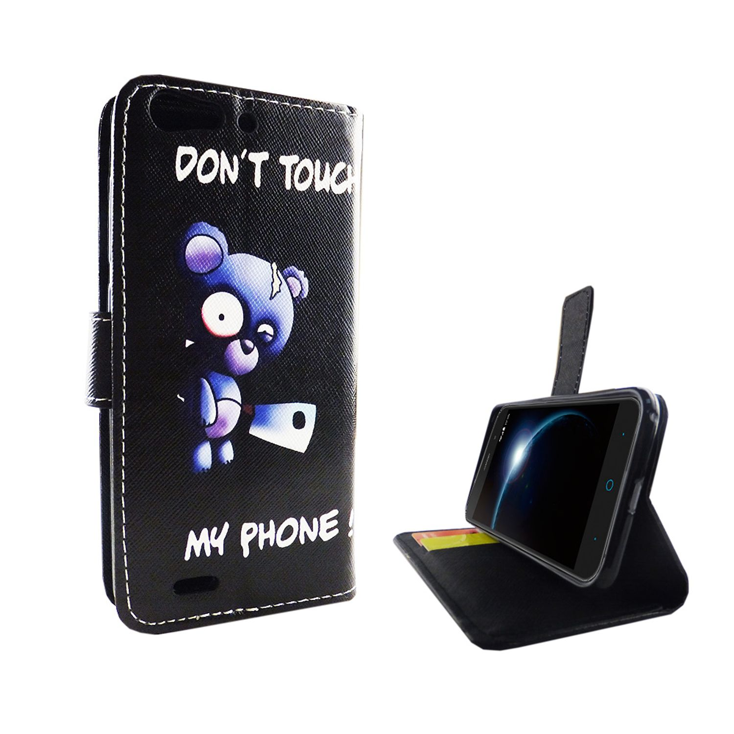Schwarze Handyhülle mit Bären-Design, Telefon darin. Text: „FASS MICH NICHT AN MEIN TELEFON“. Weißer Hintergrund.