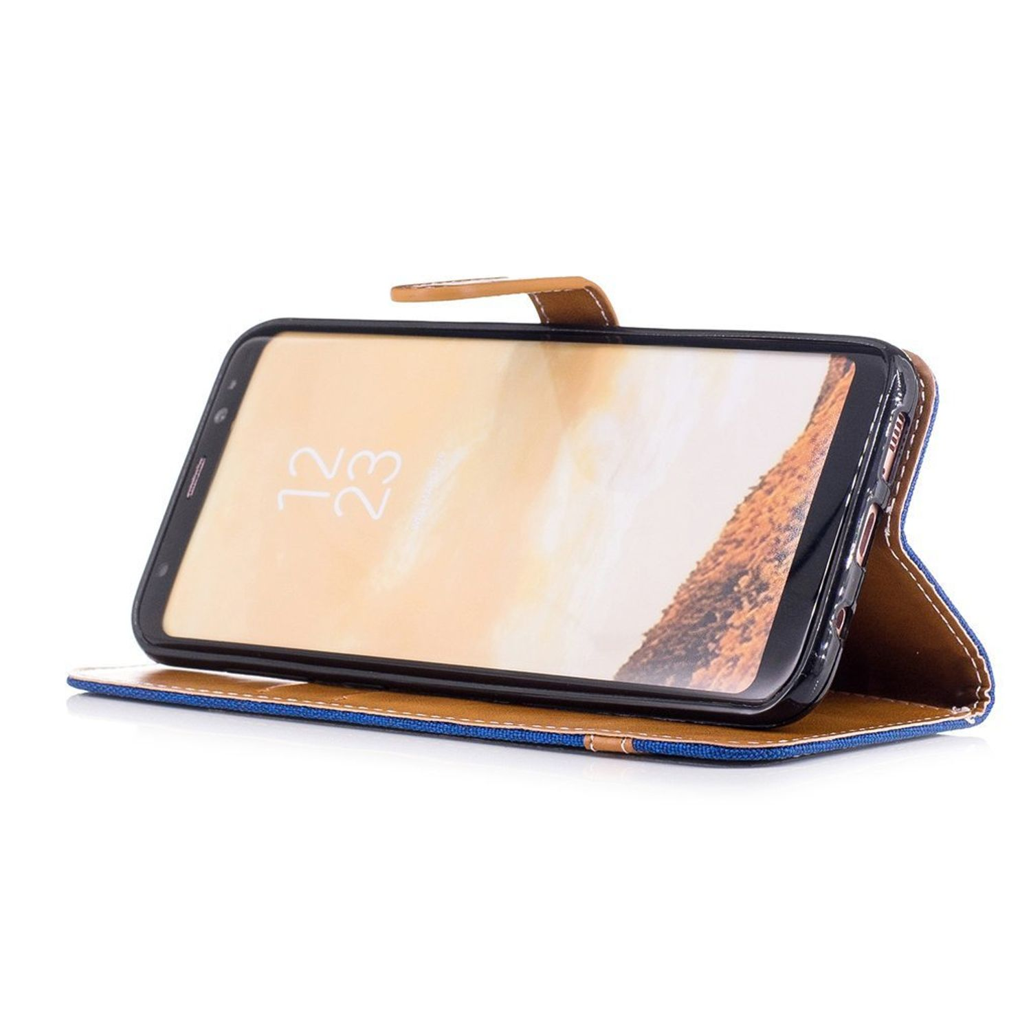 Ein Telefon in einer blau-braunen Hülle, offen. Der Bildschirm zeigt eine Landschaft und die Zeit.