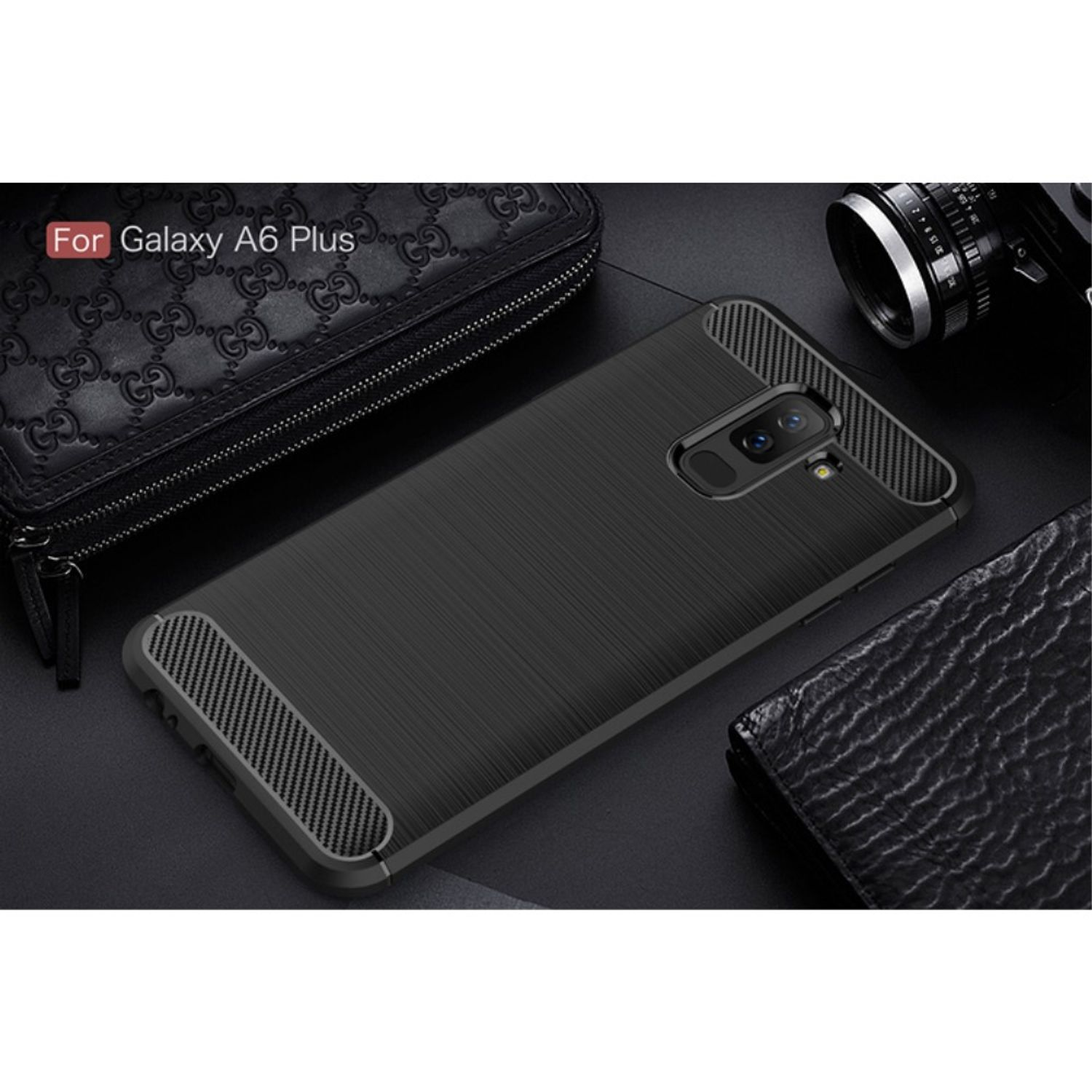 Schwarze Handyhülle auf dunkler Oberfläche. Eine Brieftasche und eine Kamera sind ebenfalls sichtbar. Für Galaxy A6 Plus.