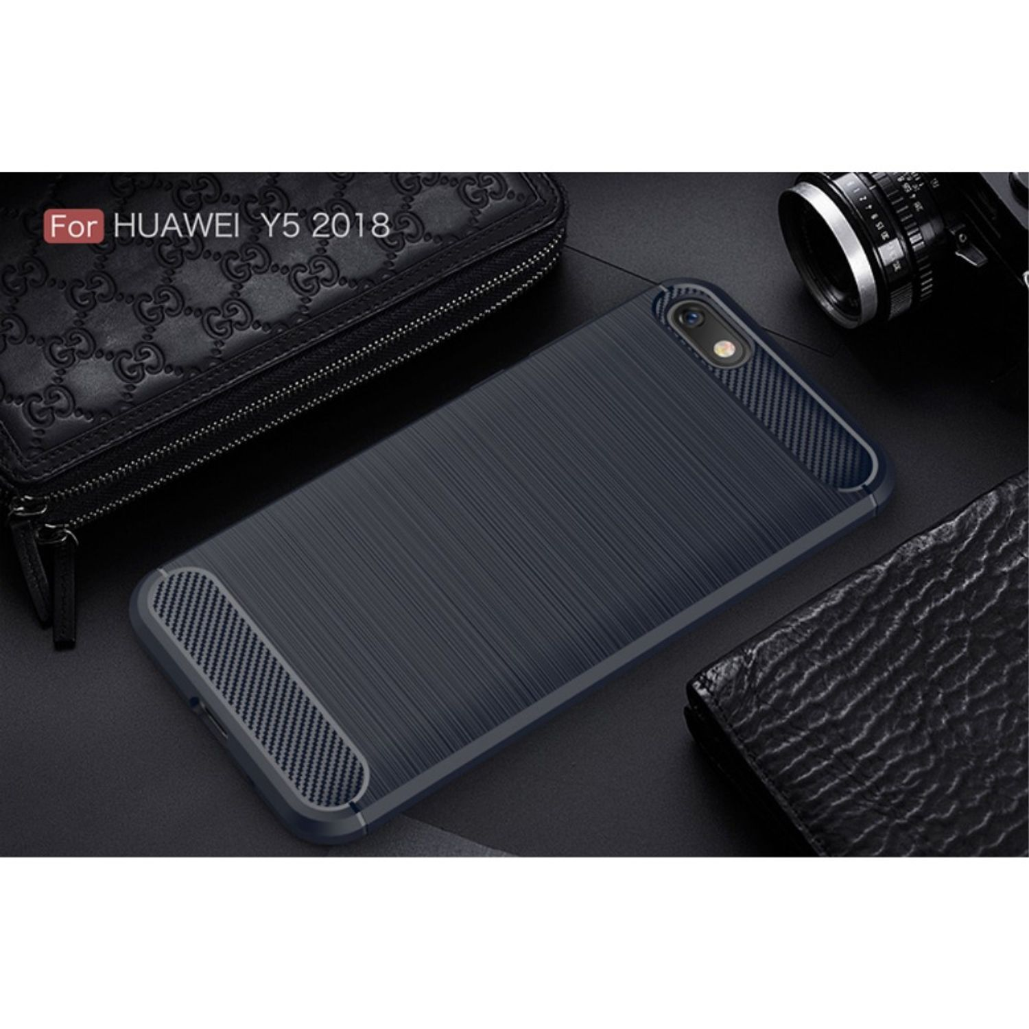 Eine dunkelgraue Handyhülle mit strukturiertem Design für ein Huawei Y5 2018. Sie liegt auf dunkler Oberfläche.