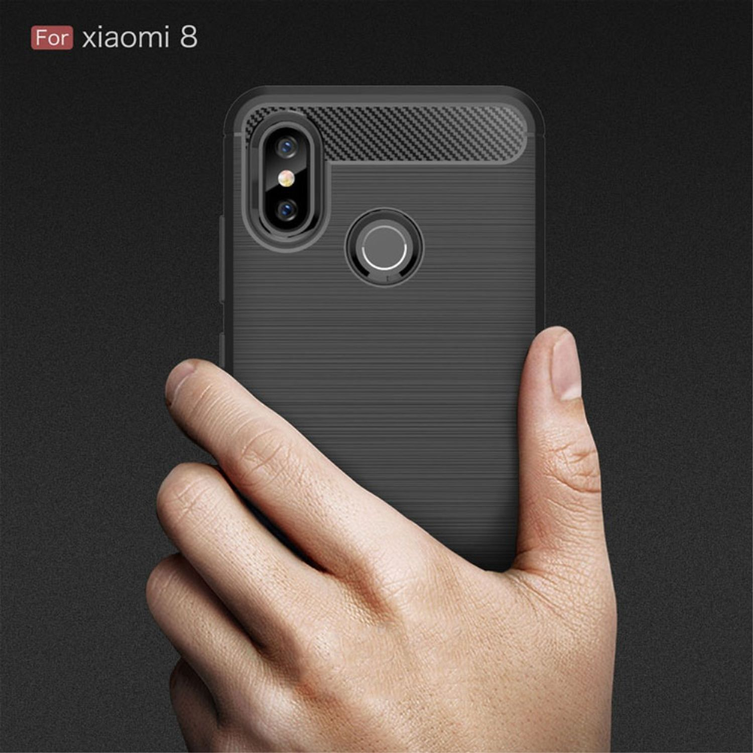 Eine schwarze Handyhülle mit Karbonfasertextur. Das Telefon wird von einer Hand gehalten.
