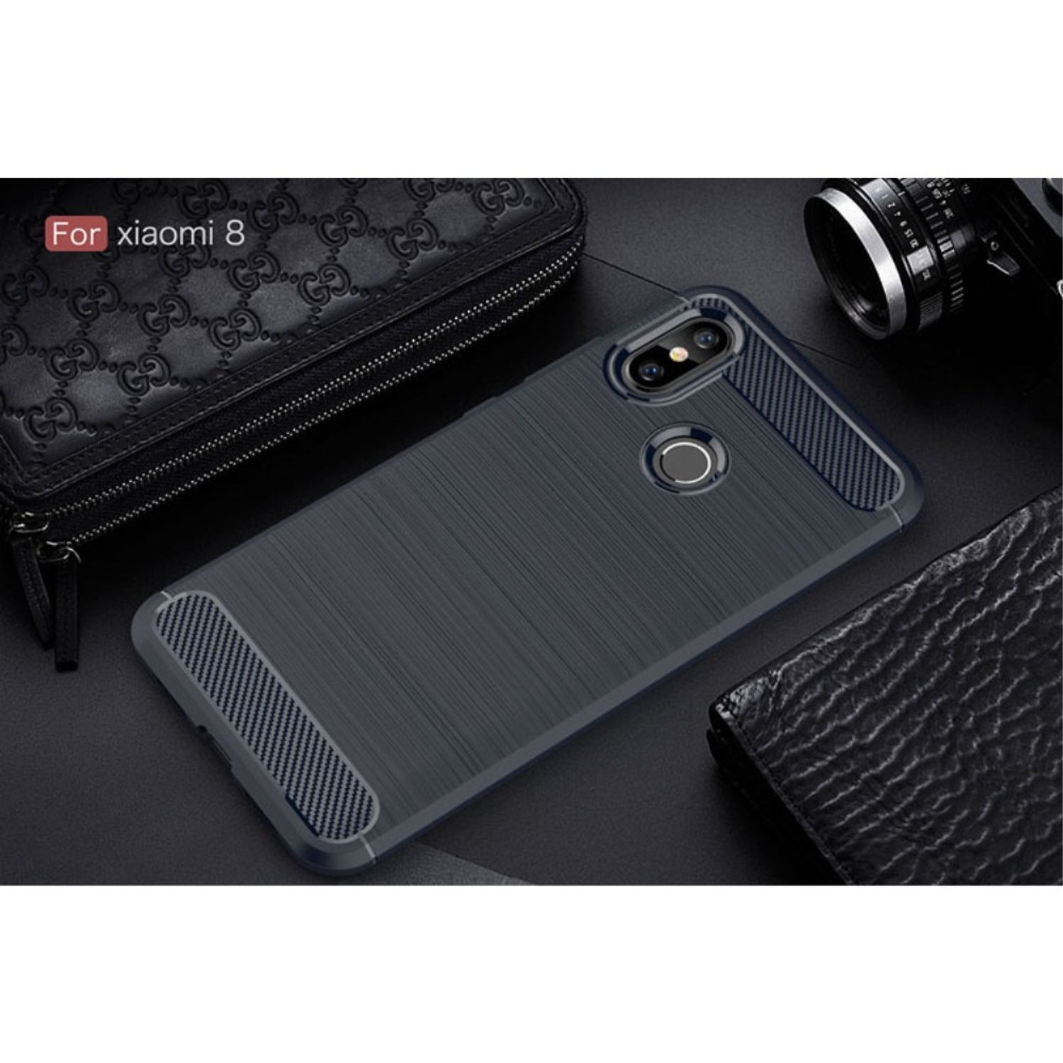 Dunkelblaue Handyhülle mit Karbonfaserstruktur auf dunklem Hintergrund. Text: Für xiaomi 8.