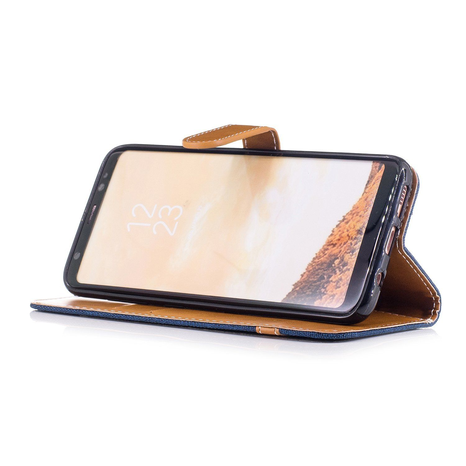 Telefon in einer Hülle mit braunem und blauem Design. Das Telefon zeigt eine Uhr.