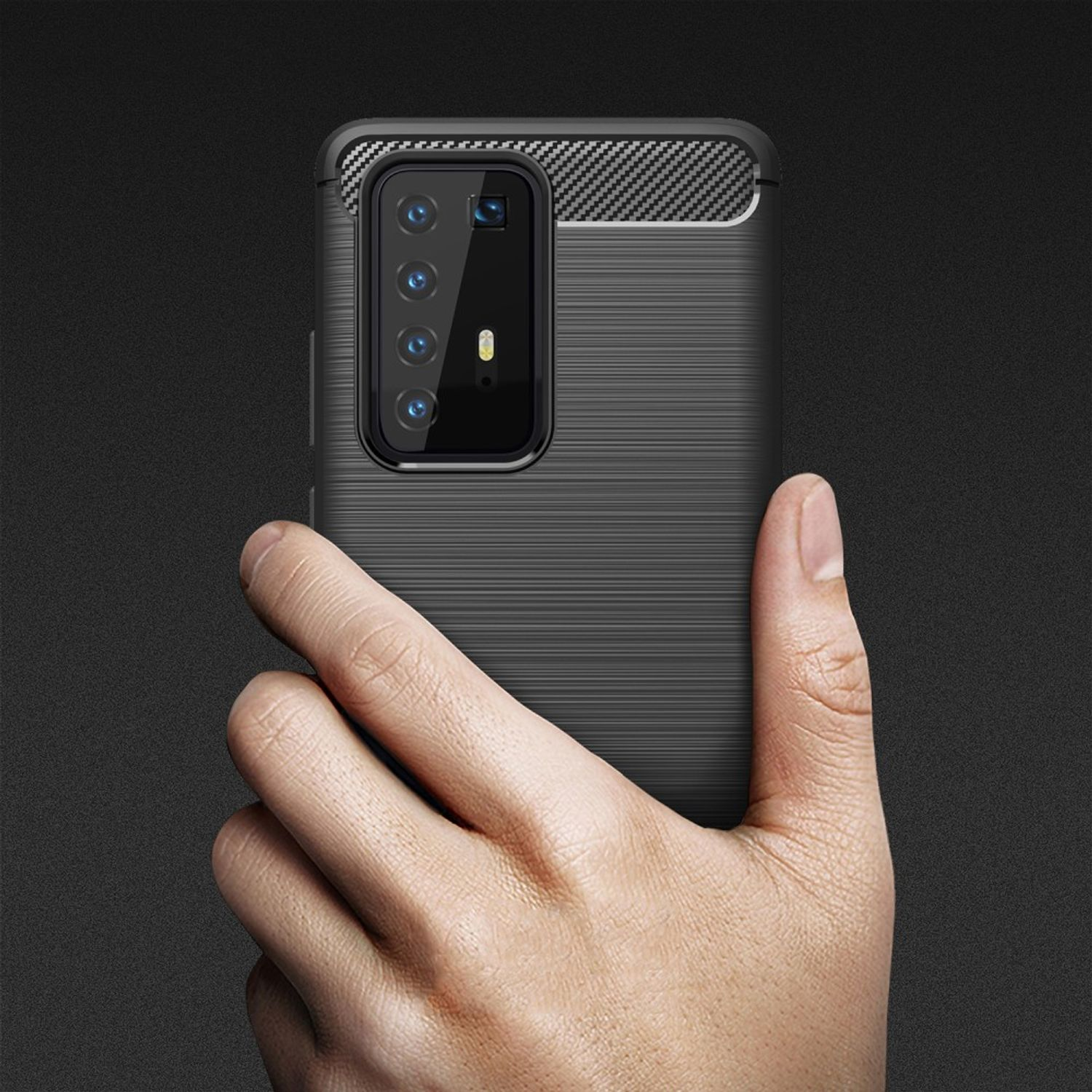 Eine Hand hält ein Telefon in einer schwarzen Hülle. Die Hülle hat Kohlefaserstruktur, das Telefon eine Kamera.