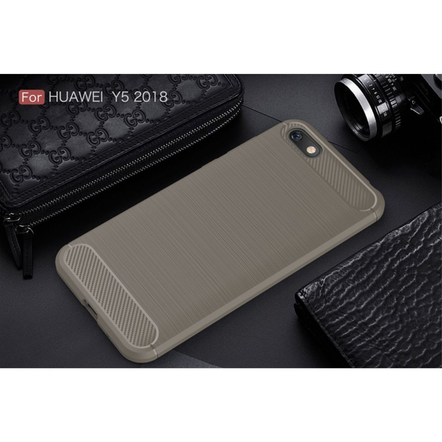 Eine Handyhülle für ein Huawei Y5 2018. Sie ist braun mit strukturierter Oberfläche.