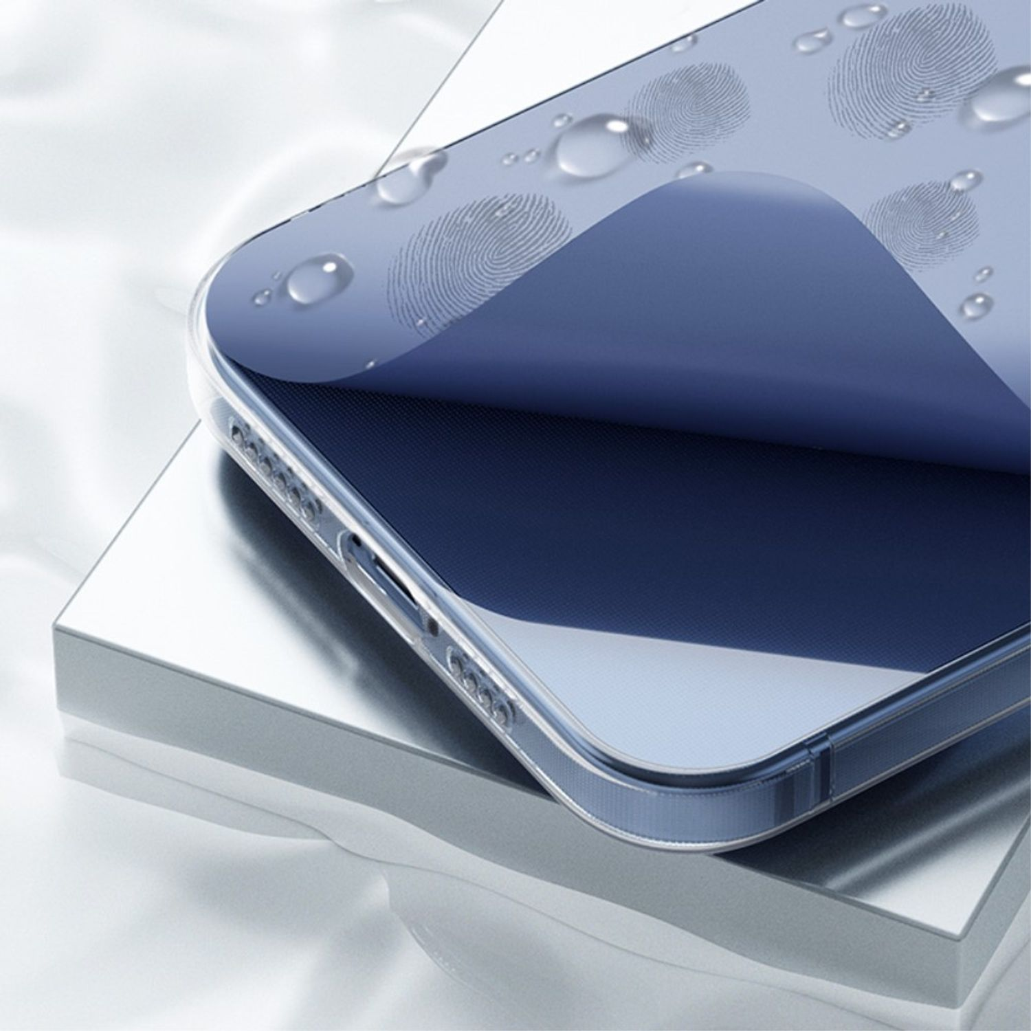 Blaues Telefon mit transparenter Hülle, mit Wassertropfen auf der Hülle. Silberner Hintergrund.