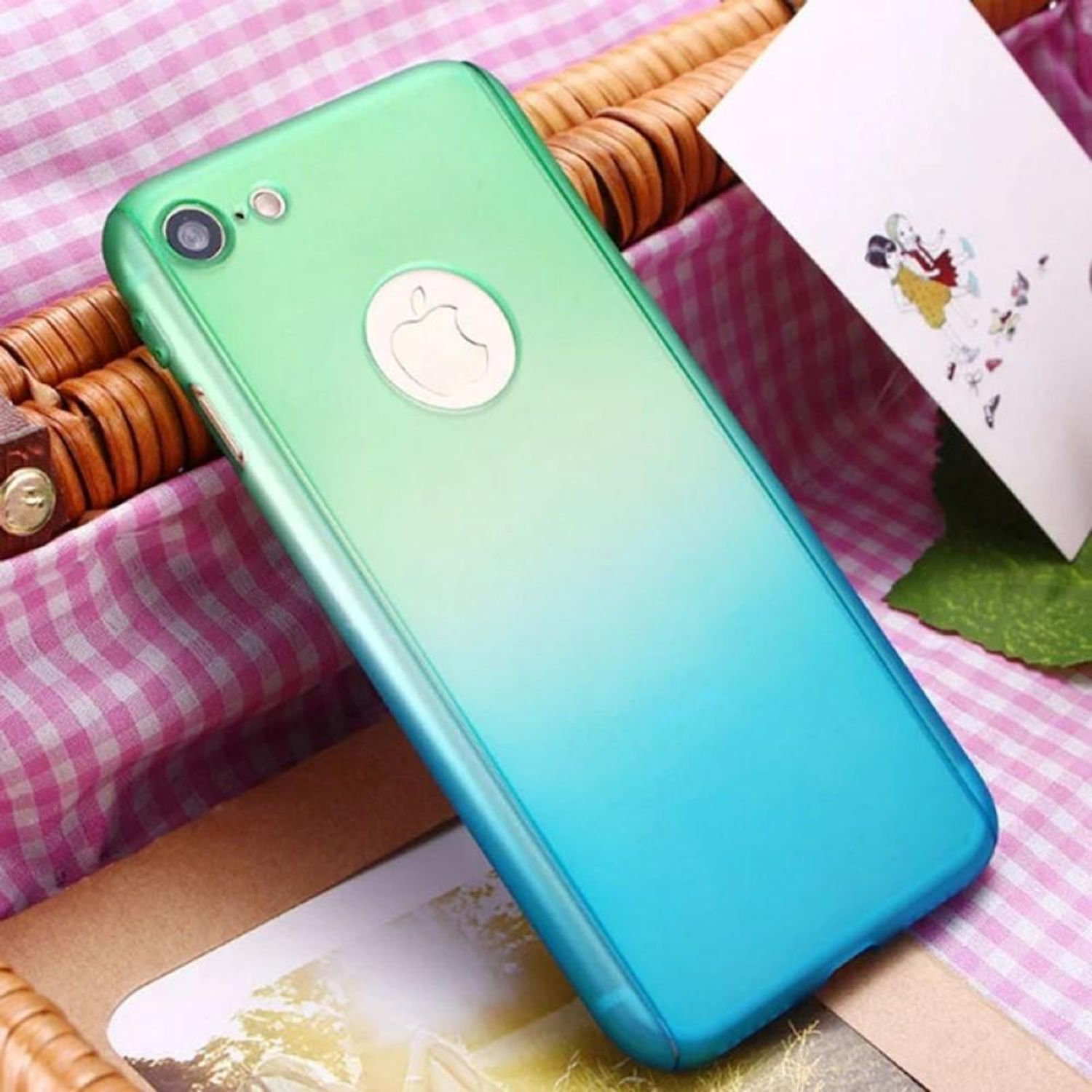 Grün-blauer Farbverlauf-Handycase mit Apple-Logo. Auf karierter Oberfläche platziert.