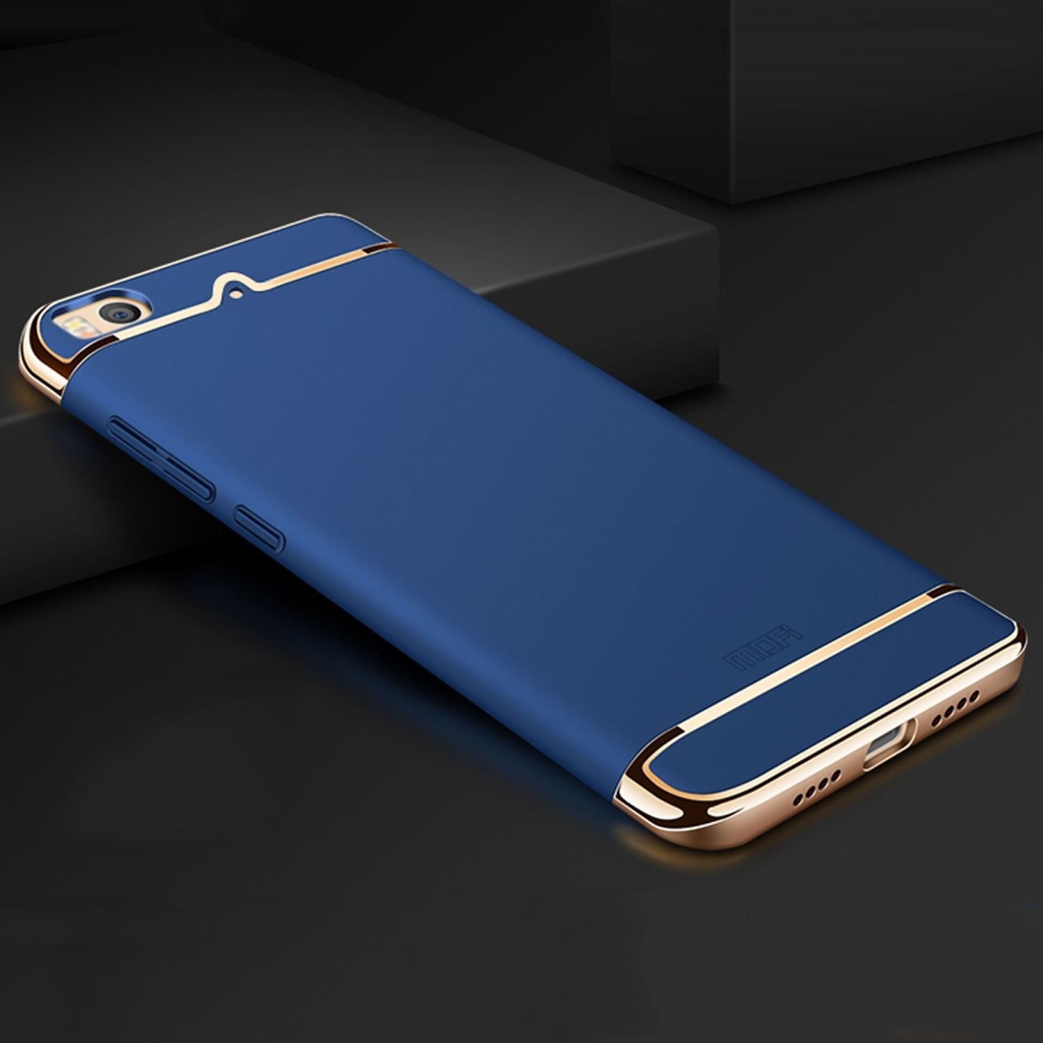 Blaue Handyhülle mit goldenen Zierleisten auf dunkler Oberfläche. Die Hülle ist für ein Telefon.