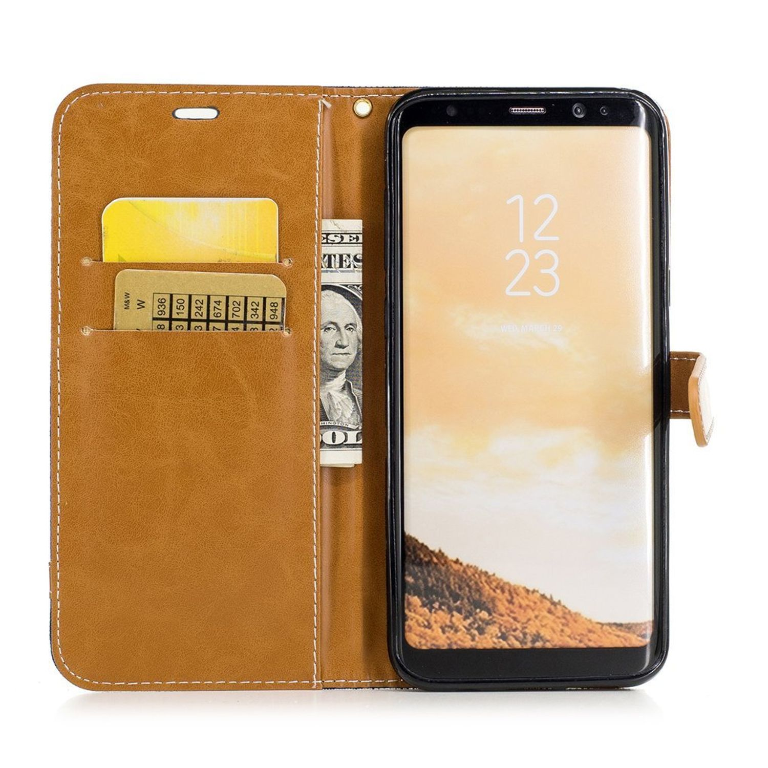 Braune Leder-Handyhülle mit Telefon. Geöffnet, zeigt Geld und Karten. Weißer Hintergrund.