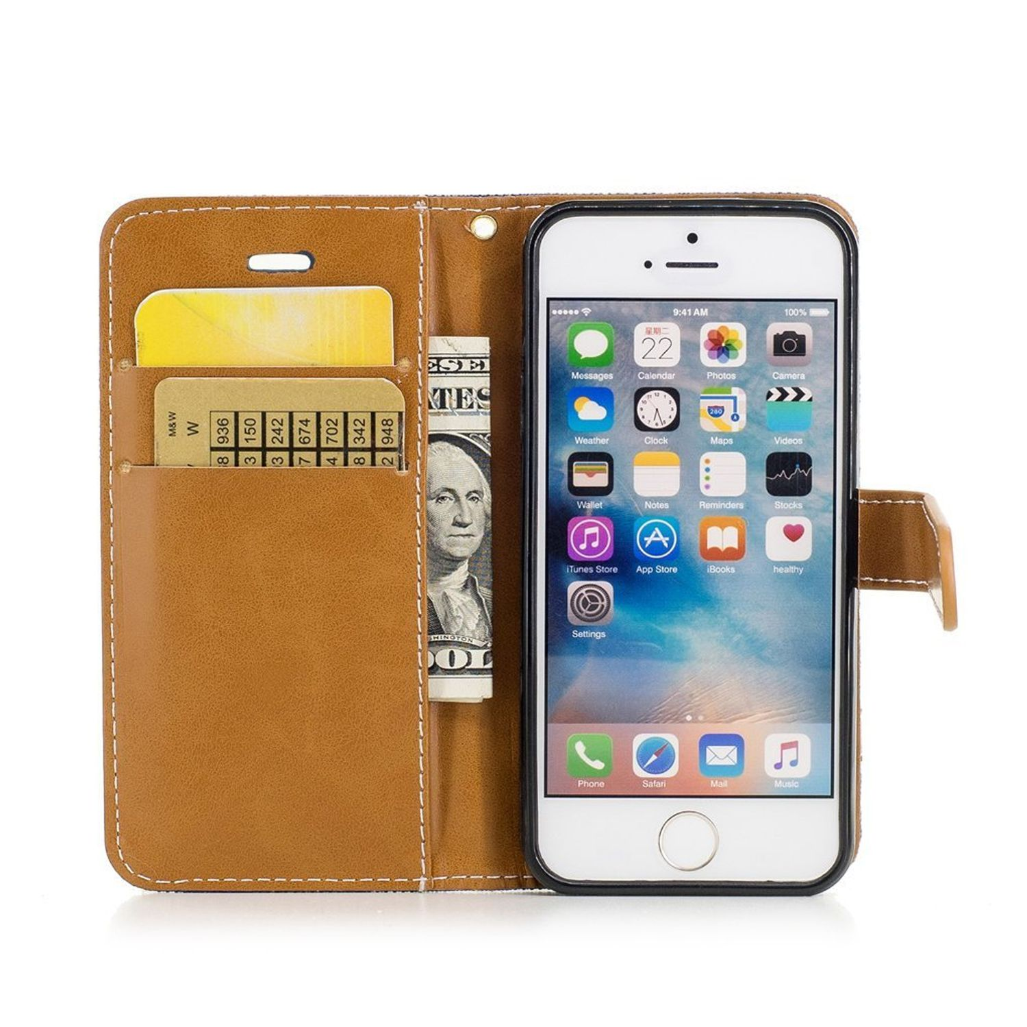 Offene braune Handyhülle mit Telefon, Bargeld und Karten. Weißer Hintergrund.