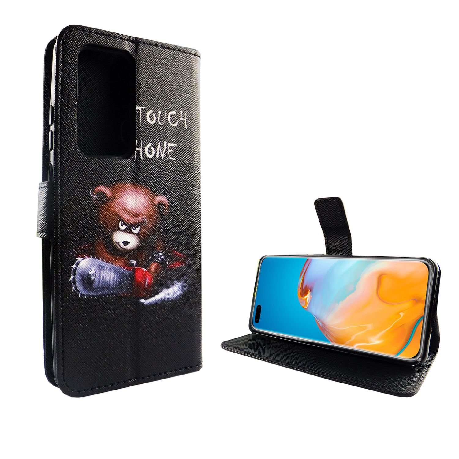 Schwarze Handyhülle mit Teddybär, der eine Kettensäge hält. Das Telefon ist in der Hülle, geöffnet auf weißem Grund.