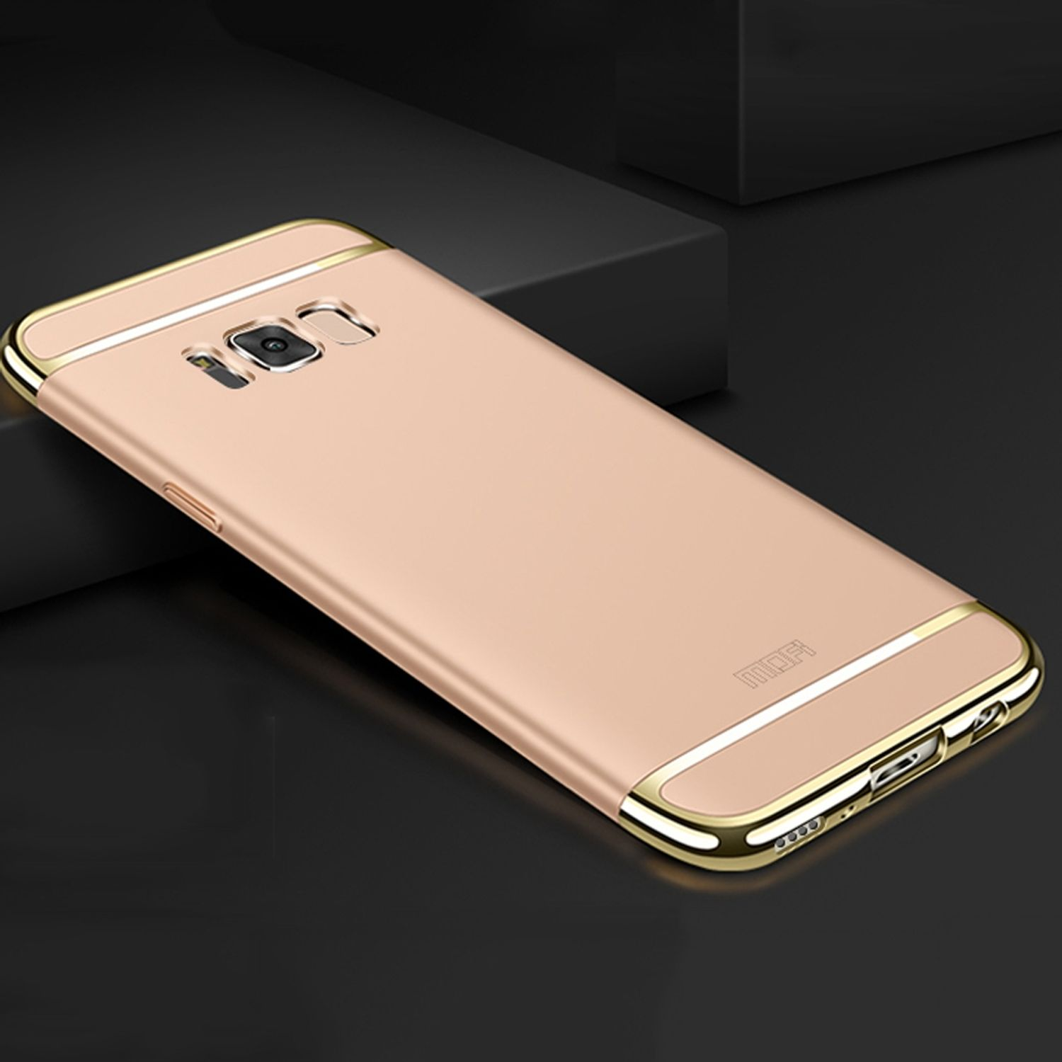 Goldene Handyhülle mit goldenem Rand. Der Hintergrund ist dunkel. Das Telefon liegt auf dunkler Oberfläche.