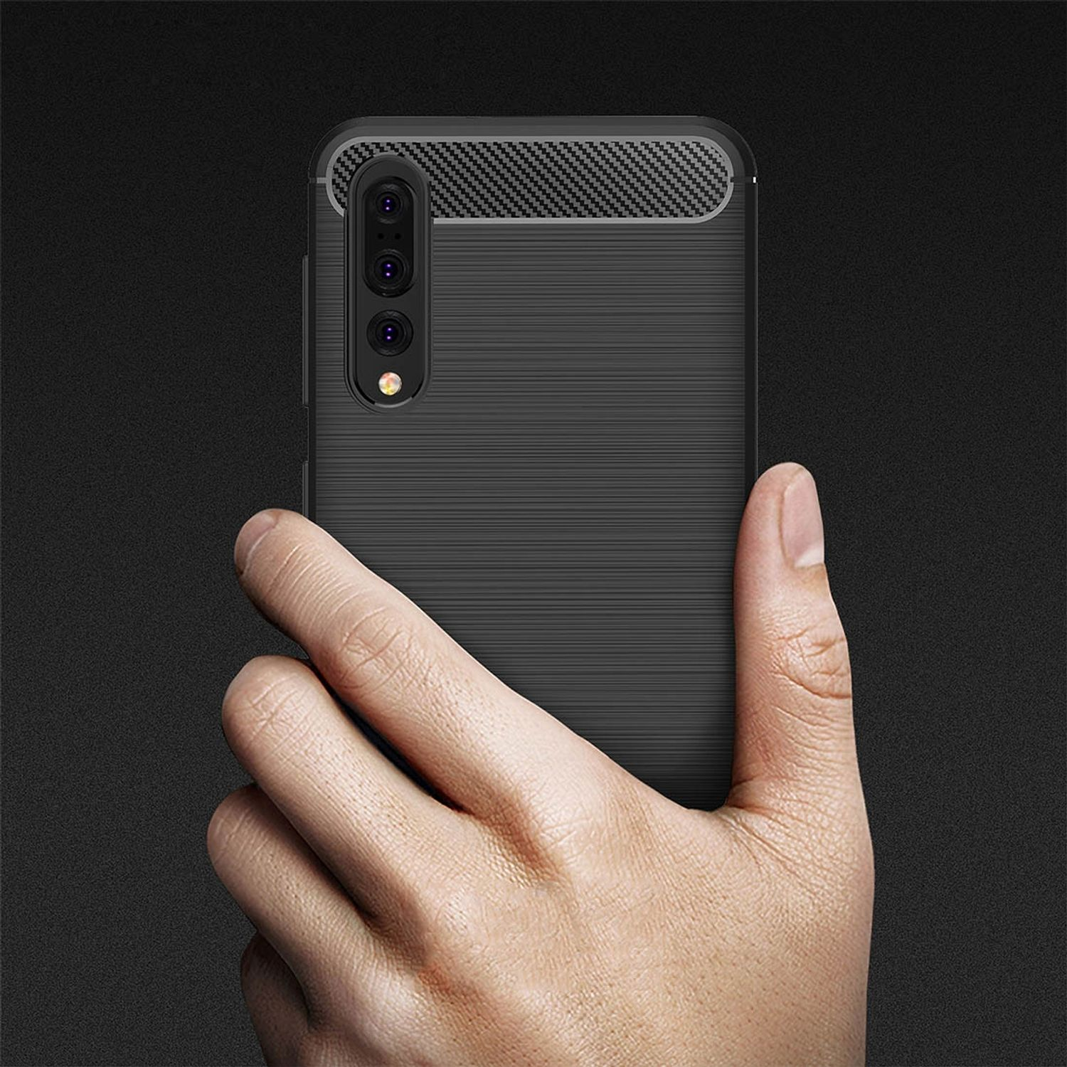 Hand hält eine schwarze Handyhülle mit strukturiertem Design. Der Hintergrund ist dunkelgrau.