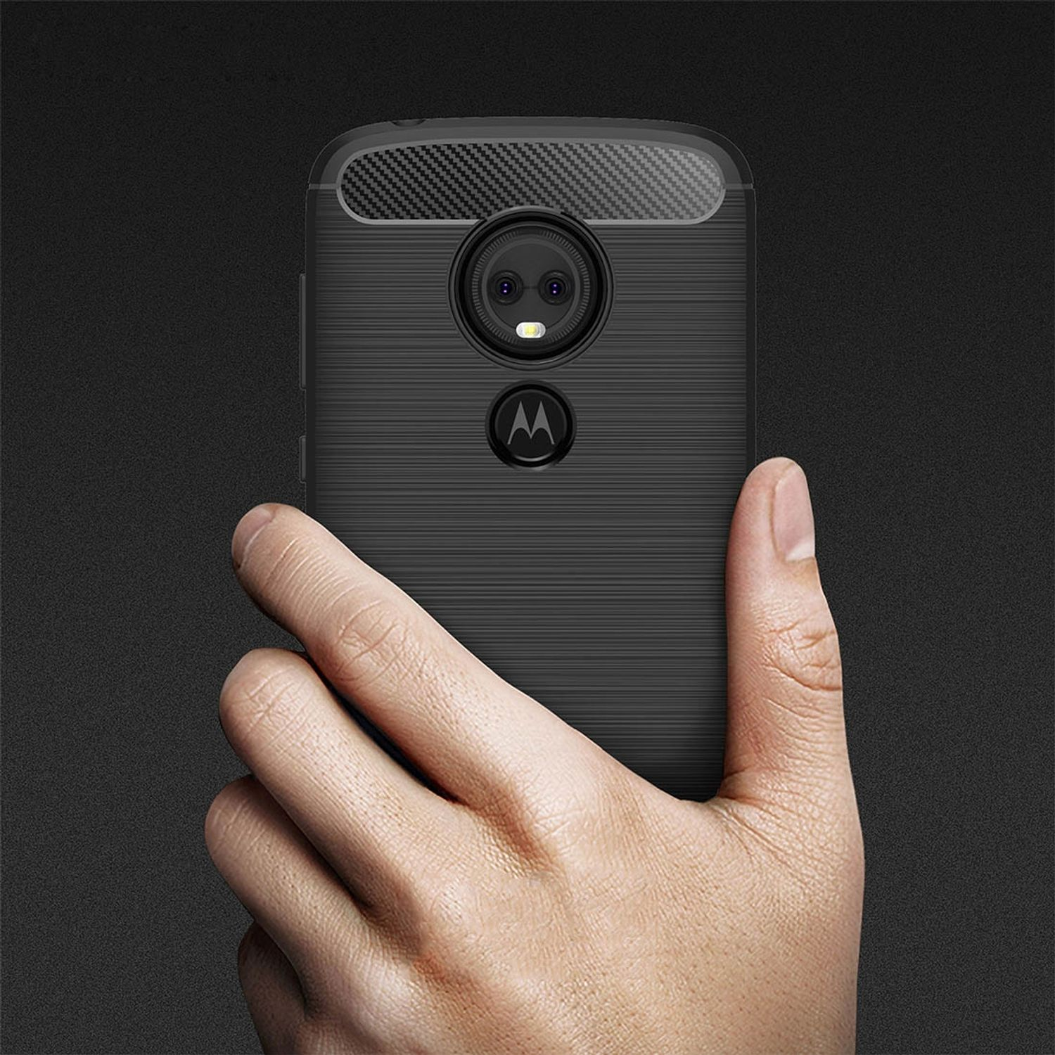 Schwarzes Telefon in der Hand, mit schwarzer Hülle. Dunkler Hintergrund.