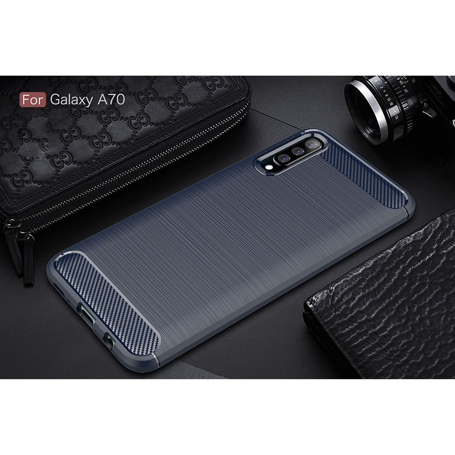 Galaxy A70 Handyhülle, dunkelblau mit Kohlefasertextur, auf einem Tisch.