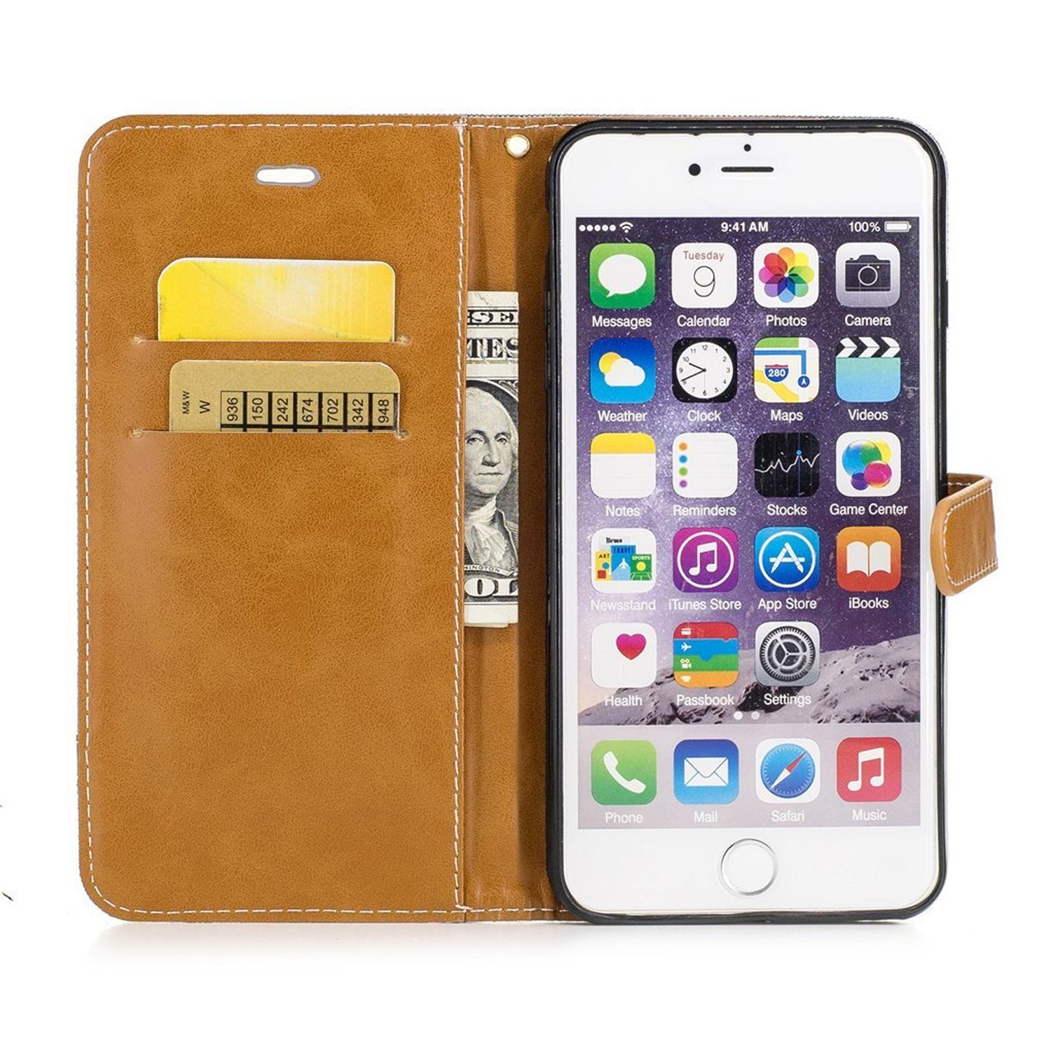 Telefon mit Apps auf dem Bildschirm und Hülle mit Karten und Geld. Weißer Hintergrund.