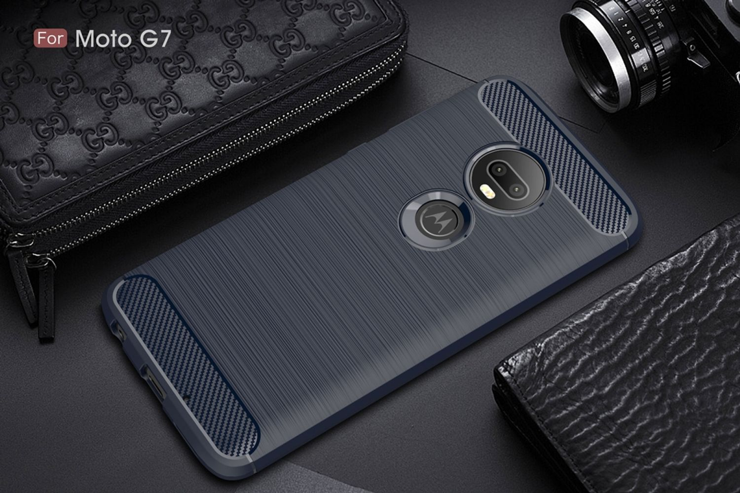 Handyhülle für Moto G7 auf einer Lederoberfläche mit Kamera und Geldbörse.