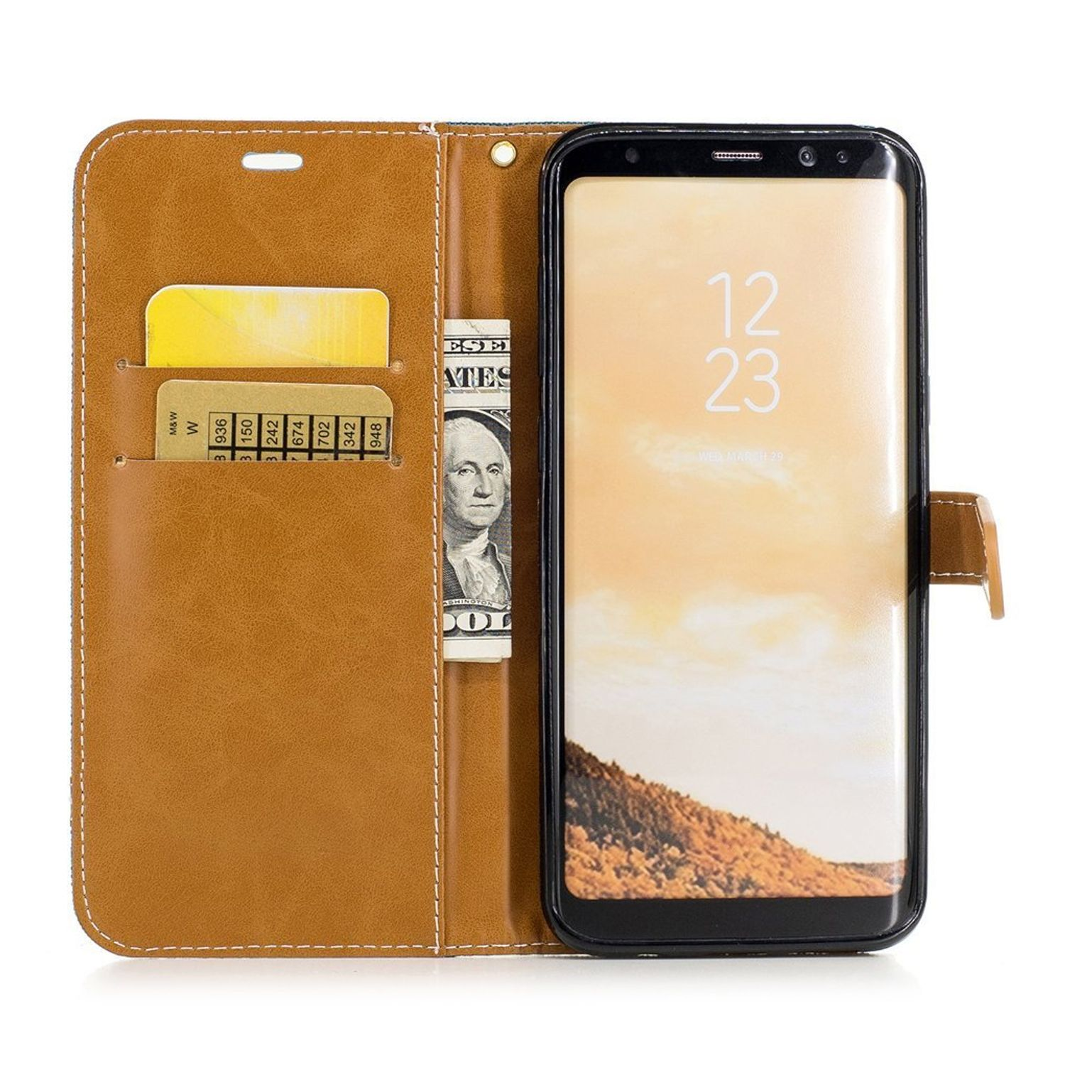 Braune Leder-Handyhülle mit Telefon. Geöffnet, Geld und Karte sichtbar. Weißer Hintergrund.
