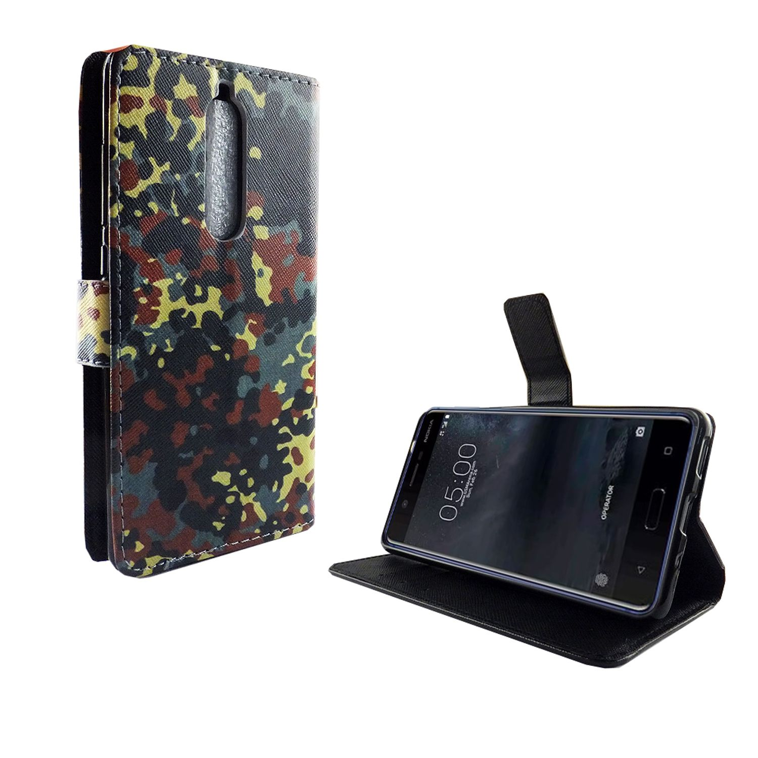 Ein Telefon in einer Brieftaschenhülle mit Camouflage-Muster. Das Telefon ist geöffnet und hochgestellt, zeigt eine Uhr.