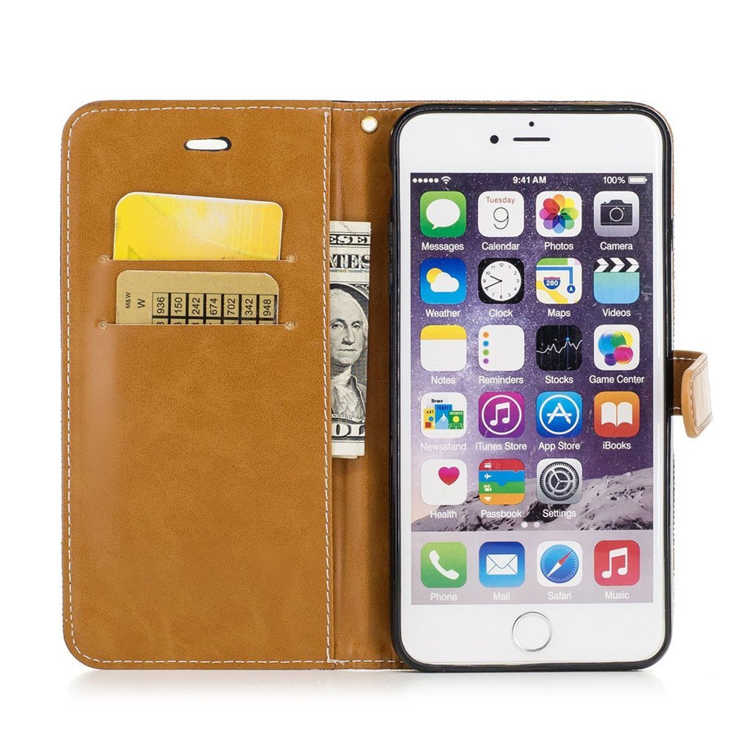 Handyhülle mit Telefon. Braune und weiße Hülle, Geld und Karten. Weißer Hintergrund.