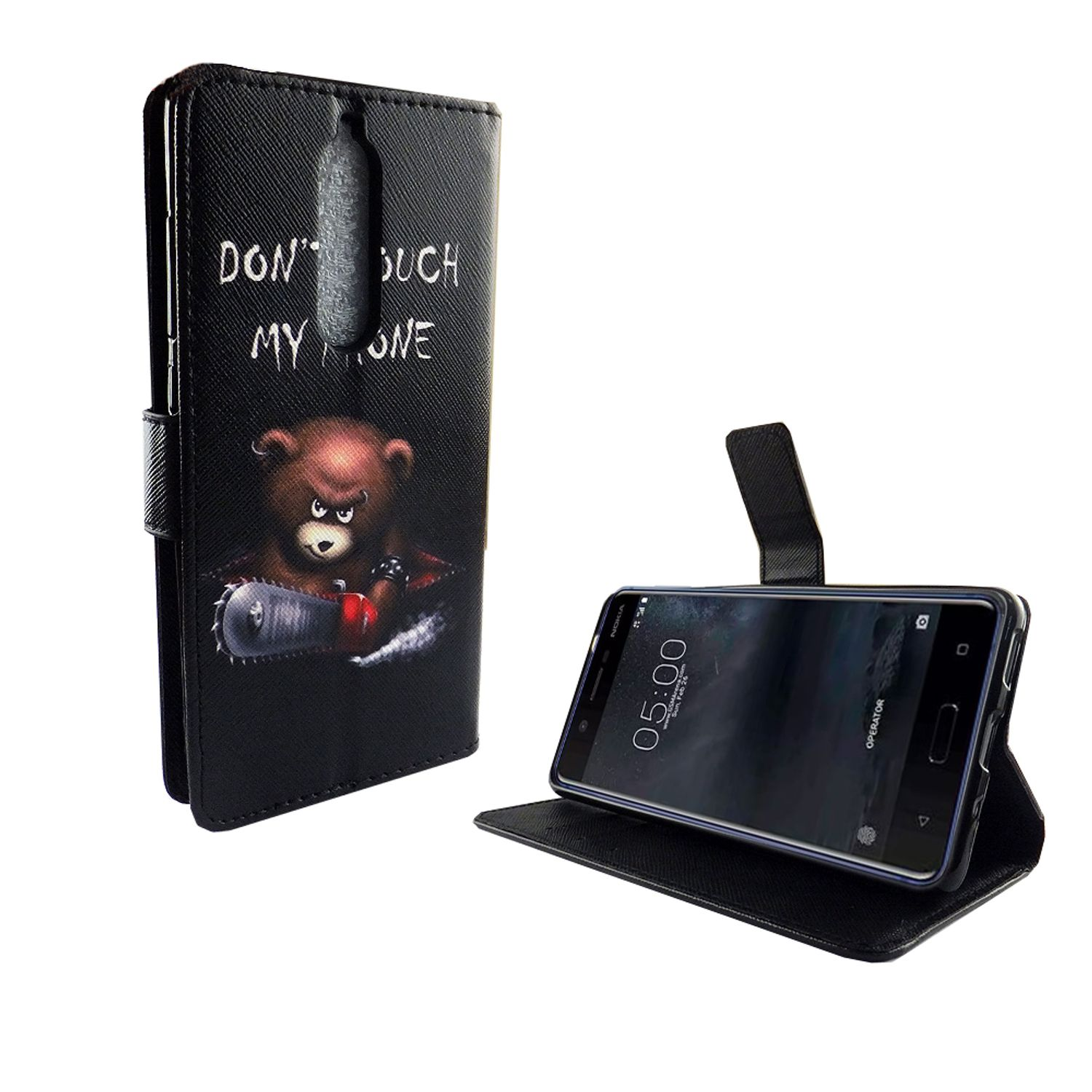 Schwarze Handyhülle mit einem gruseligen Bären, der eine Kettensäge hält. Das Telefon ist im Inneren der Hülle sichtbar.