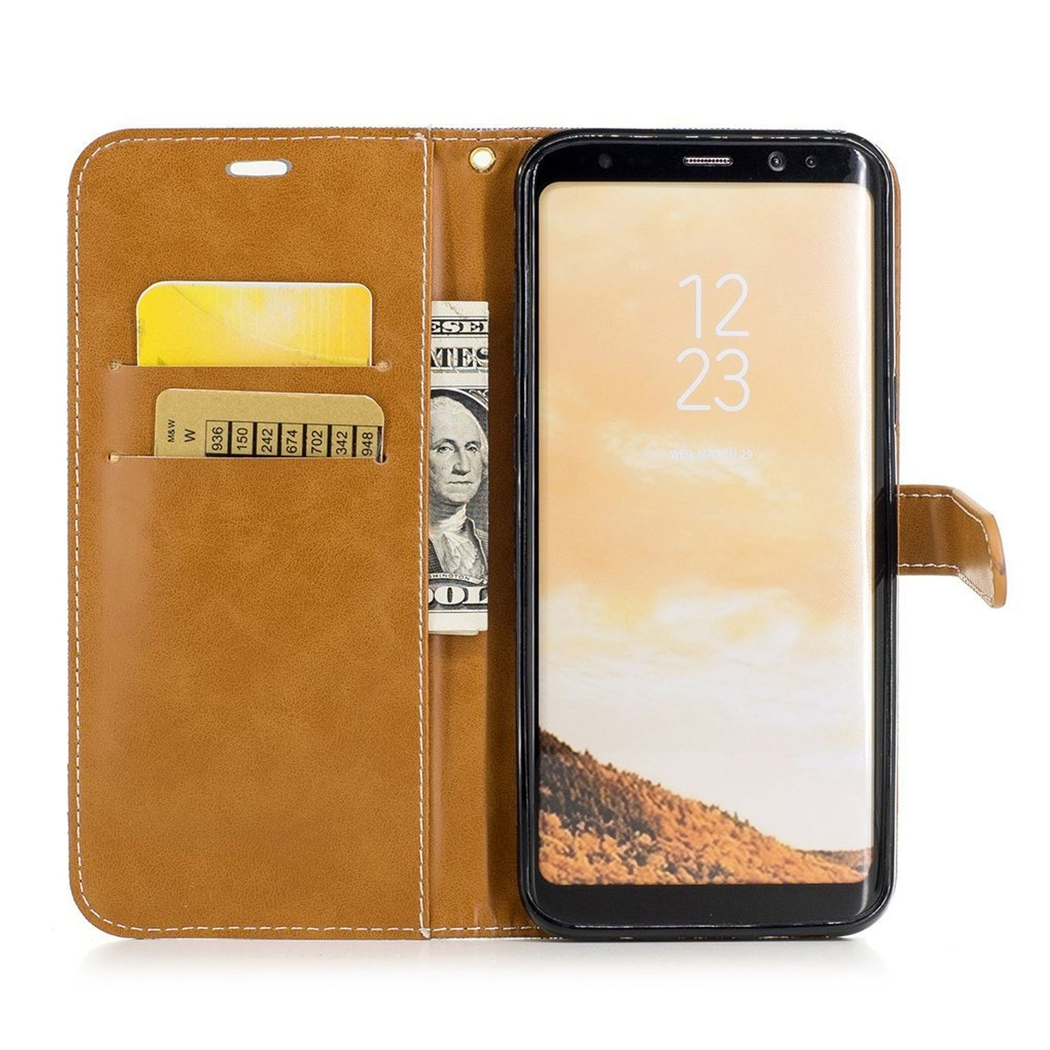 Braune Handyhülle mit Geld und Karten. Der Telefonbildschirm zeigt die Uhrzeit und ein Landschaftsbild.