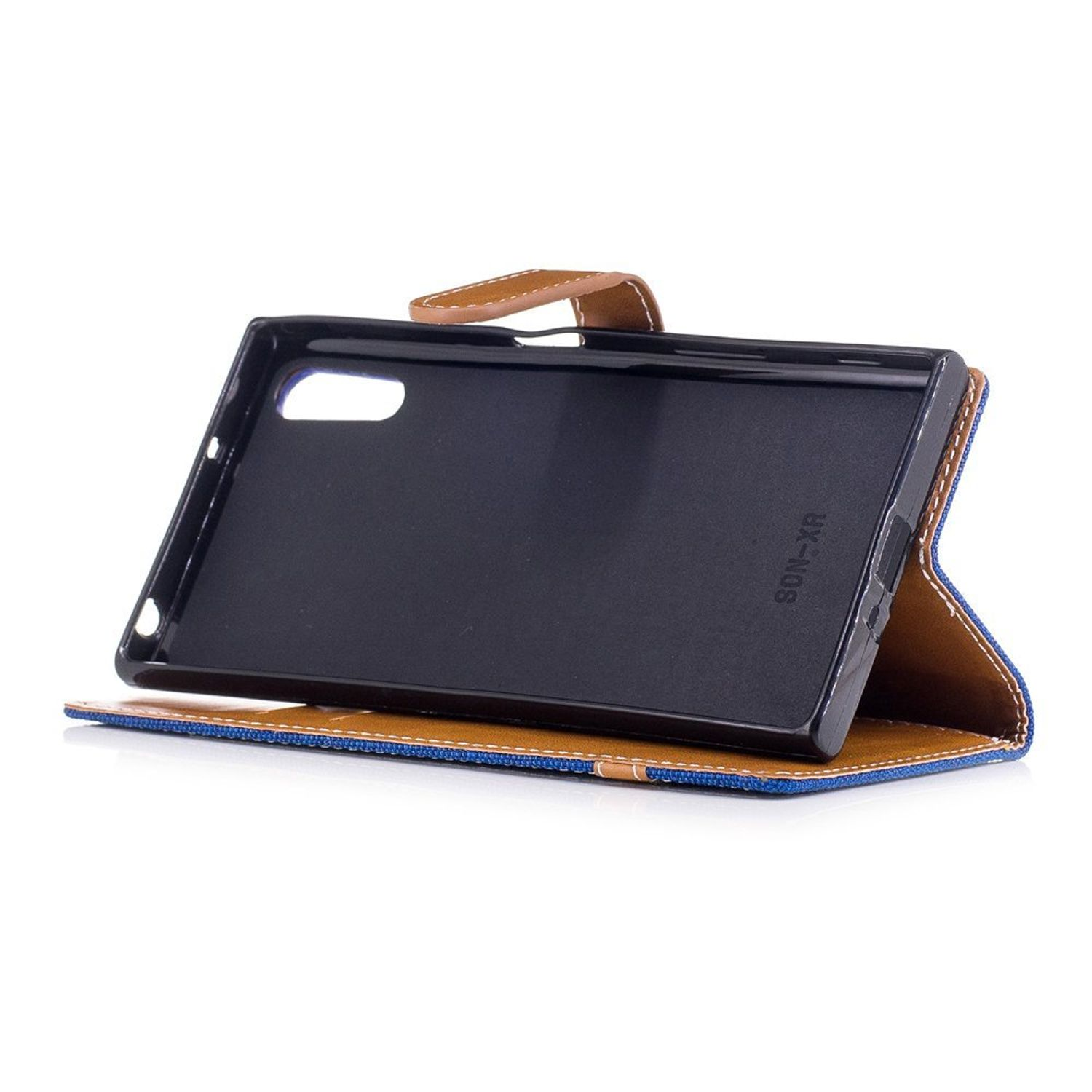 Schwarzes Telefon in einer geöffneten Handyhülle mit braunem Leder und blauem Stoff, weißer Hintergrund.