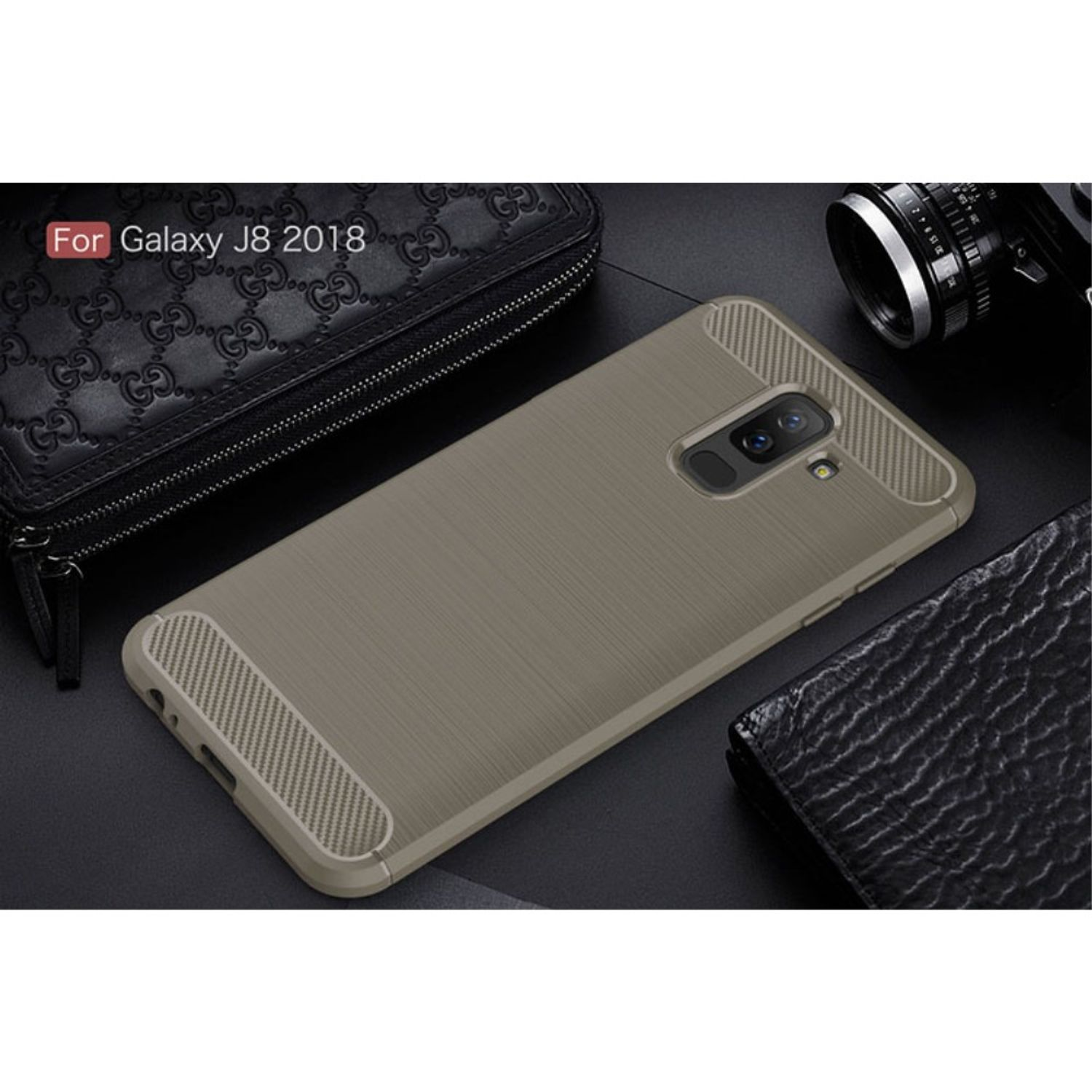 Handyhülle für Galaxy J8 2018. Braun mit Karbonfaserakzenten, auf schwarzem Portemonnaie und schwarzer Geldbörse.