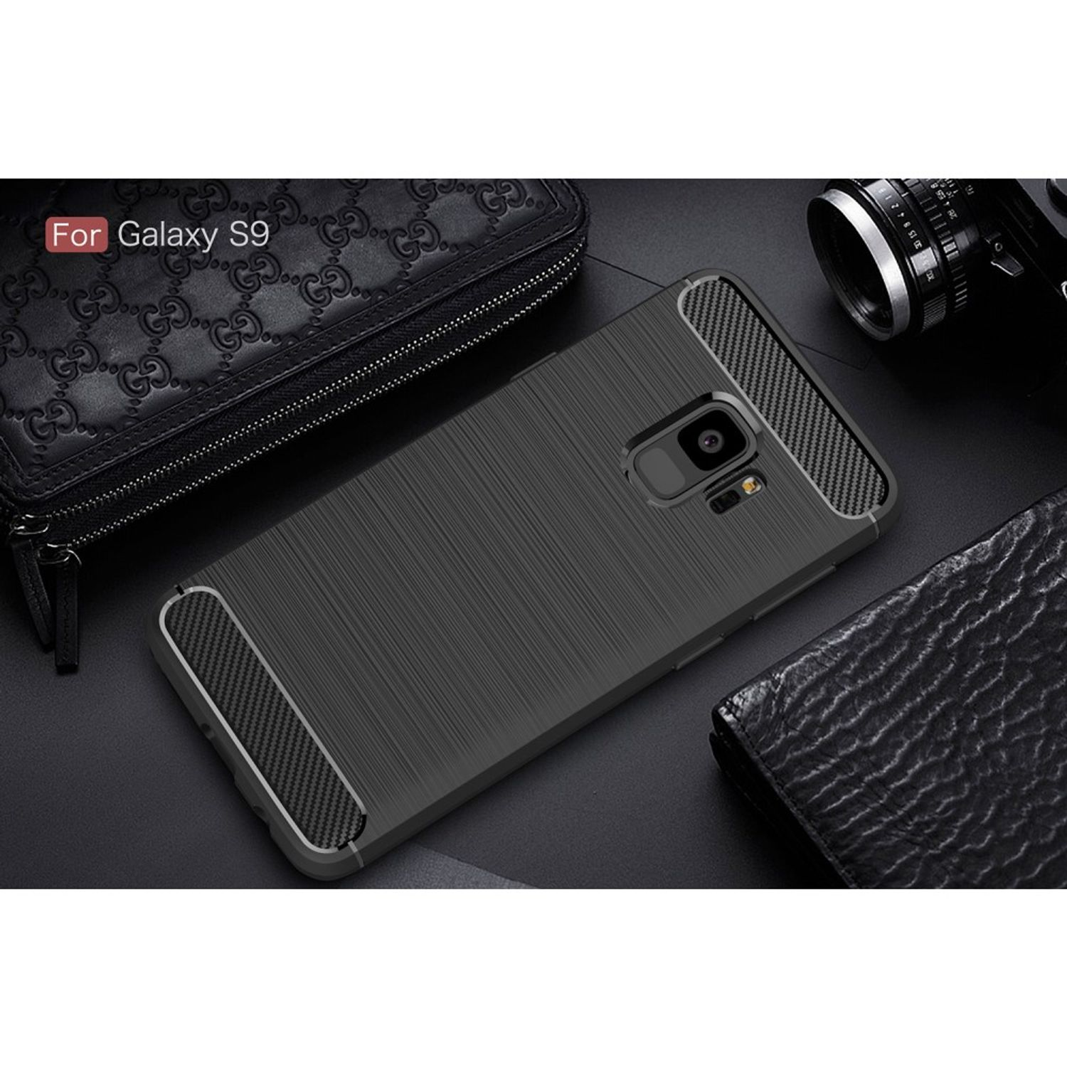 Schwarze Handyhülle für Galaxy S9 auf einem Tisch. Geldbörse und Kamera sind ebenfalls auf dem Tisch.