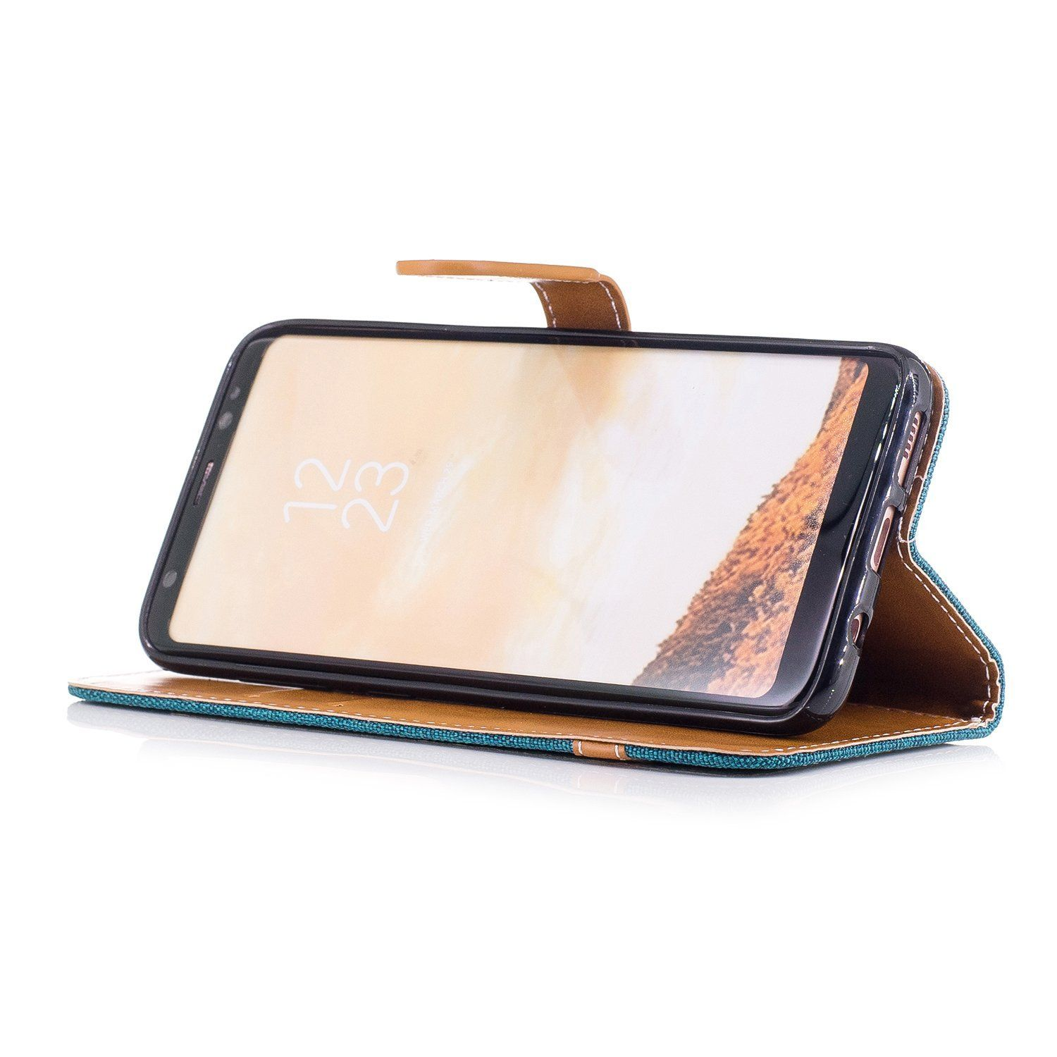 Telefon in einer türkis-braunen Hülle, hochgeklappt. Zeigt einen Bildschirm. Weißer Hintergrund.