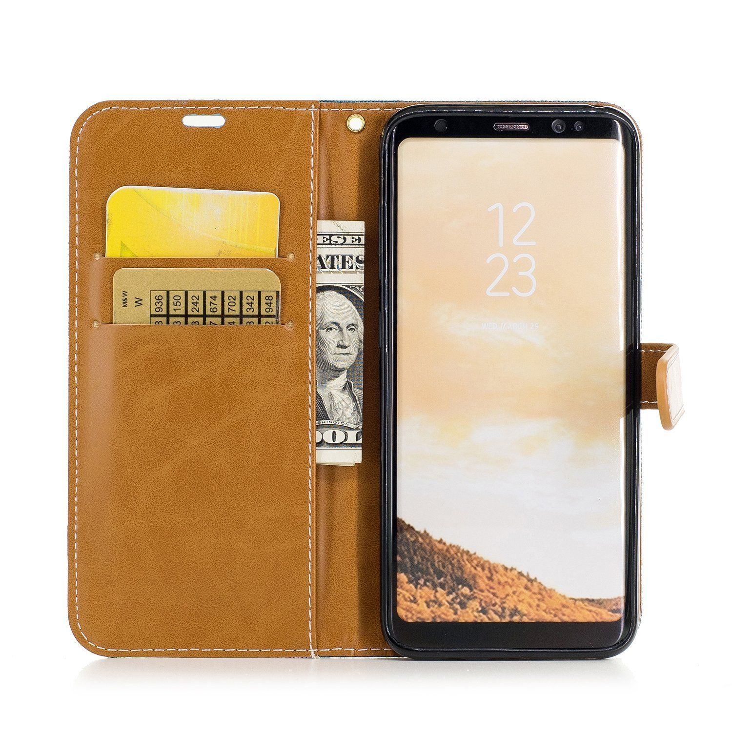 Geöffnete Handyhülle mit Telefon, Bargeld und Karte. Braune Hülle, weißer Hintergrund.